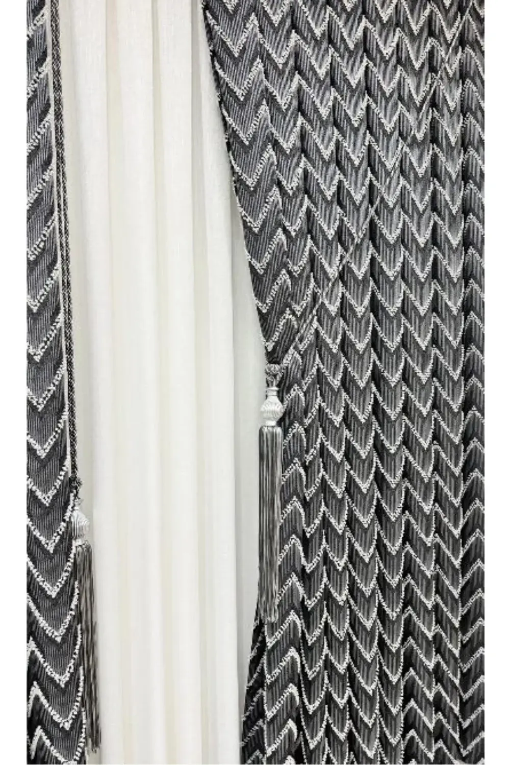 Püsküllü Antrasit Lüks Fon Perde (Tek Kanat + Aksesuar)