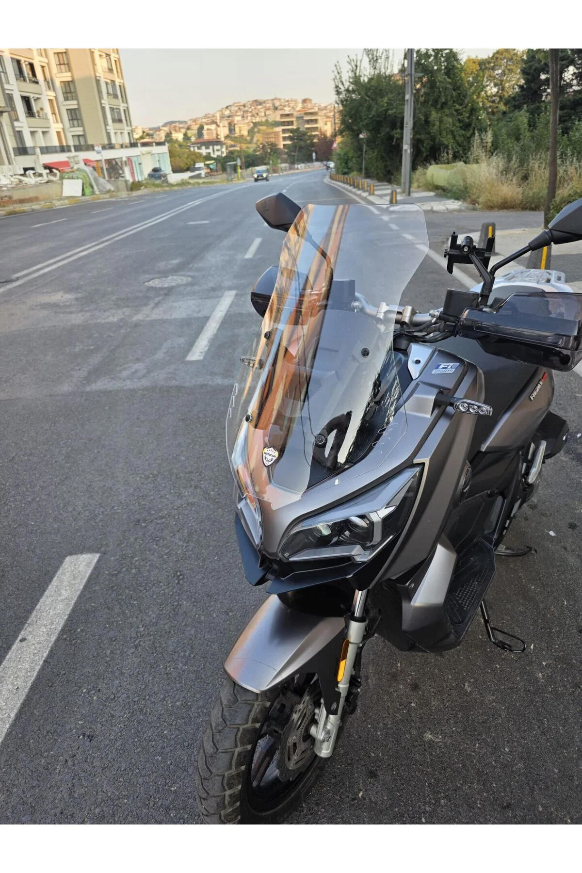 QJ ATR 125 Ön Cam 2023-2026 Model 55cm Şeffaf Renkli 4mm KISA CAM