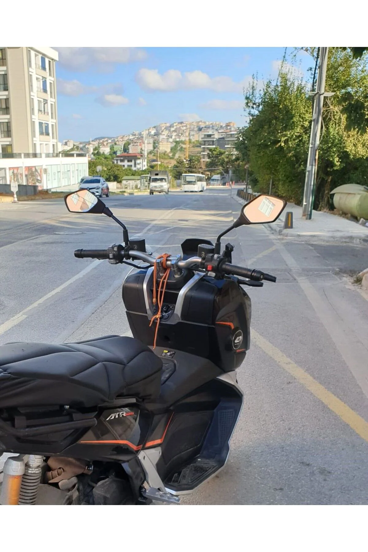 QJ ATR 125 Ön Cam 2023-2026 Model 65cm Şeffaf Renkli 4mm ORTA BOYLU