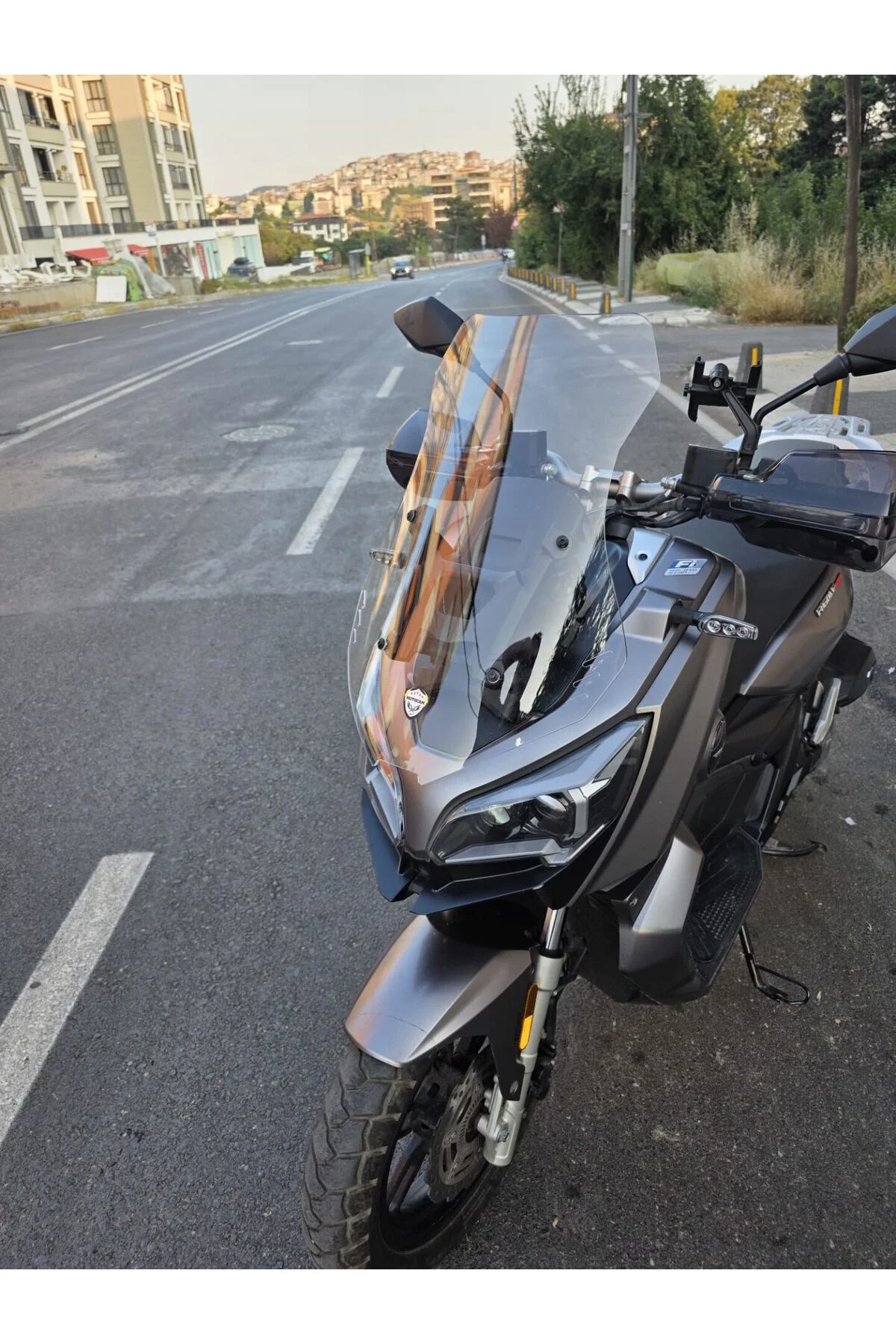 QJ ATR 250 Ön Cam 2023-2026 Model 55cm Şeffaf Renkli 4mm KISA CAM