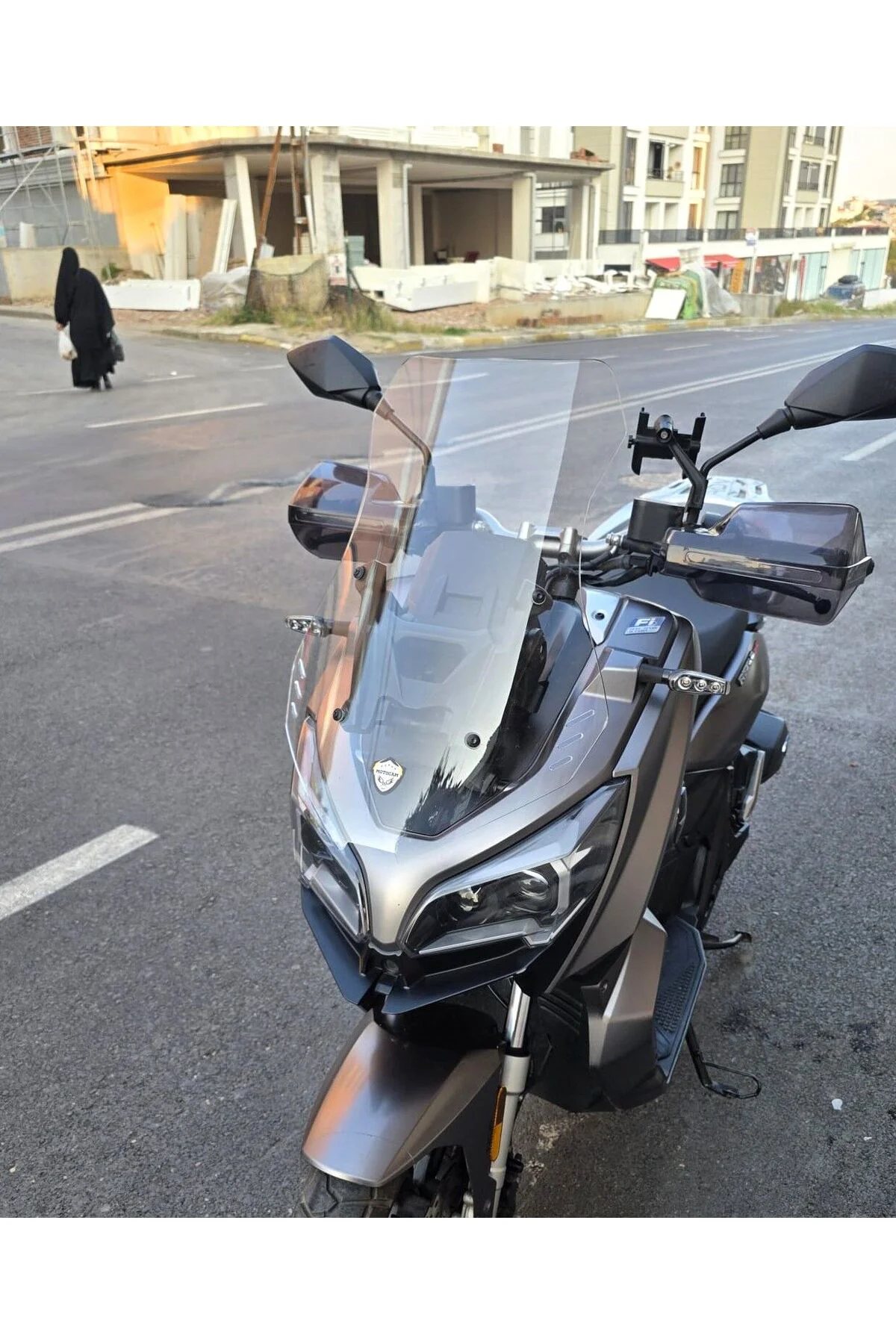 QJ ATR 250 Ön Cam 2023-2026 Model 55cm Şeffaf Renkli 4mm KISA CAM