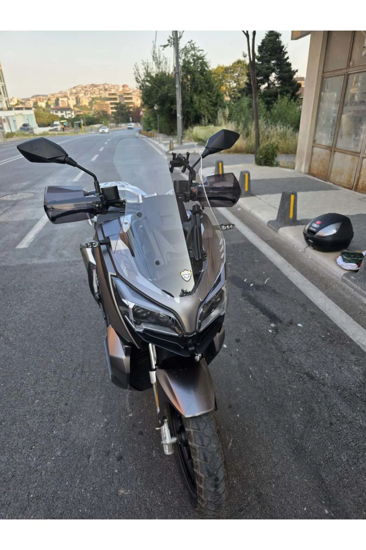 QJ ATR 250 Ön Cam 2023-2026 Model 55cm Şeffaf Renkli 4mm KISA CAM