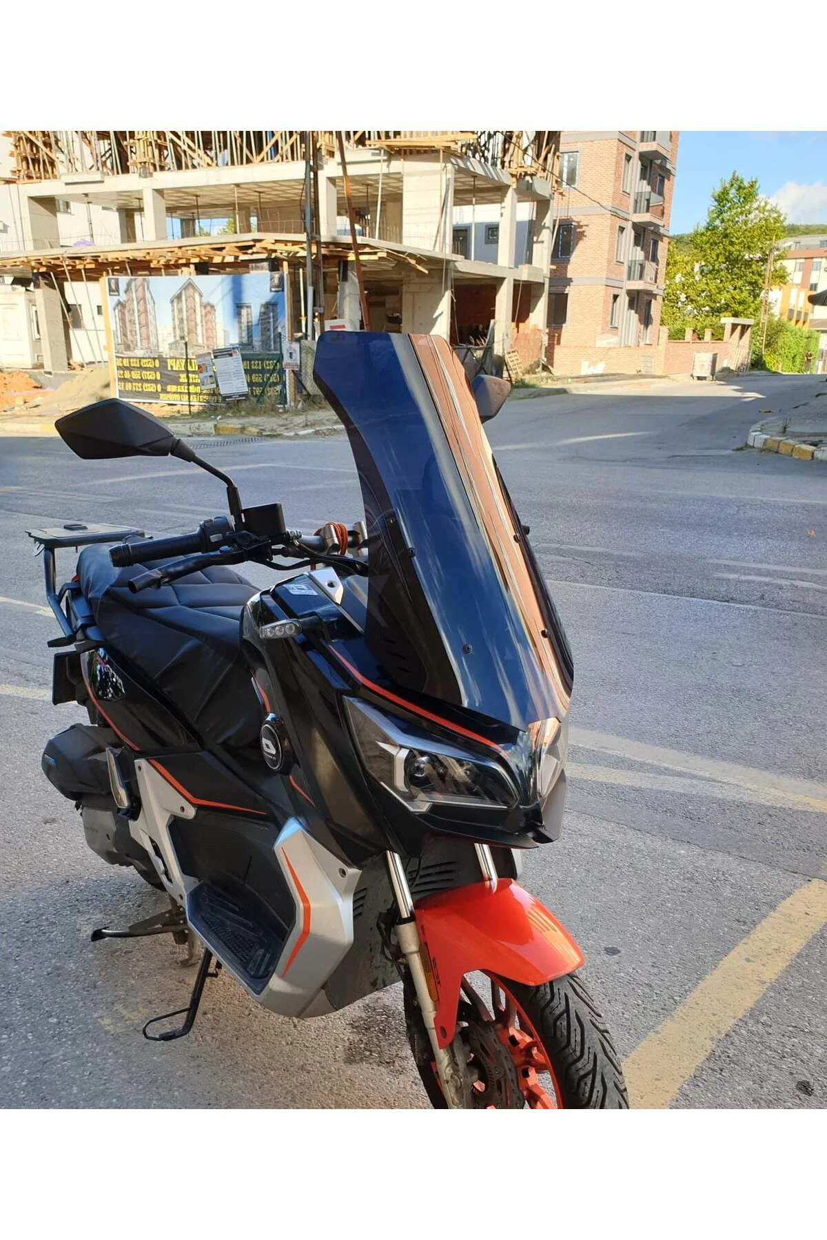 QJ ATR 250 Ön Cam 2023-2026 Model 75cm Siyah Renkli 4mm UZUN