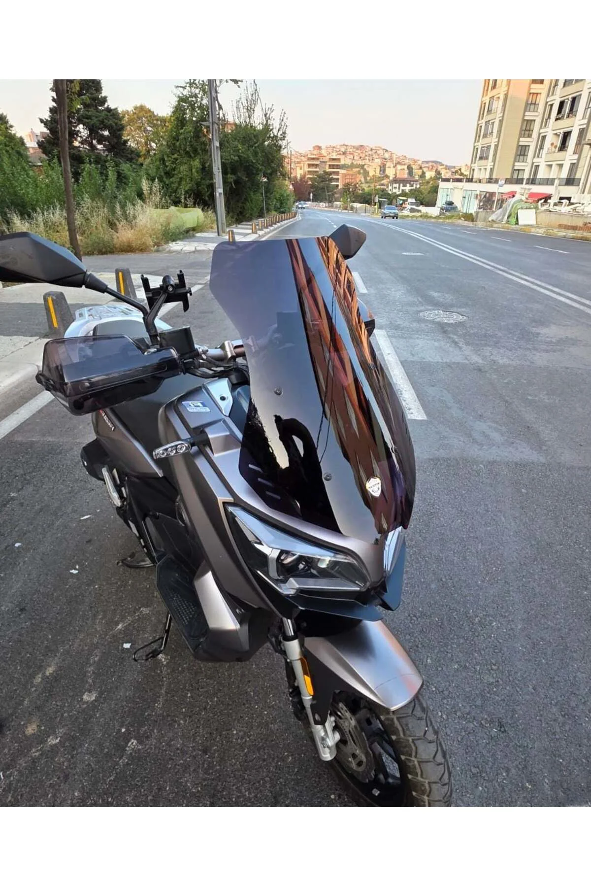 QJ ATR 250 Ön Cam 2023-2026 Model 55cm Siyah Renkli 4mm KISA CAM