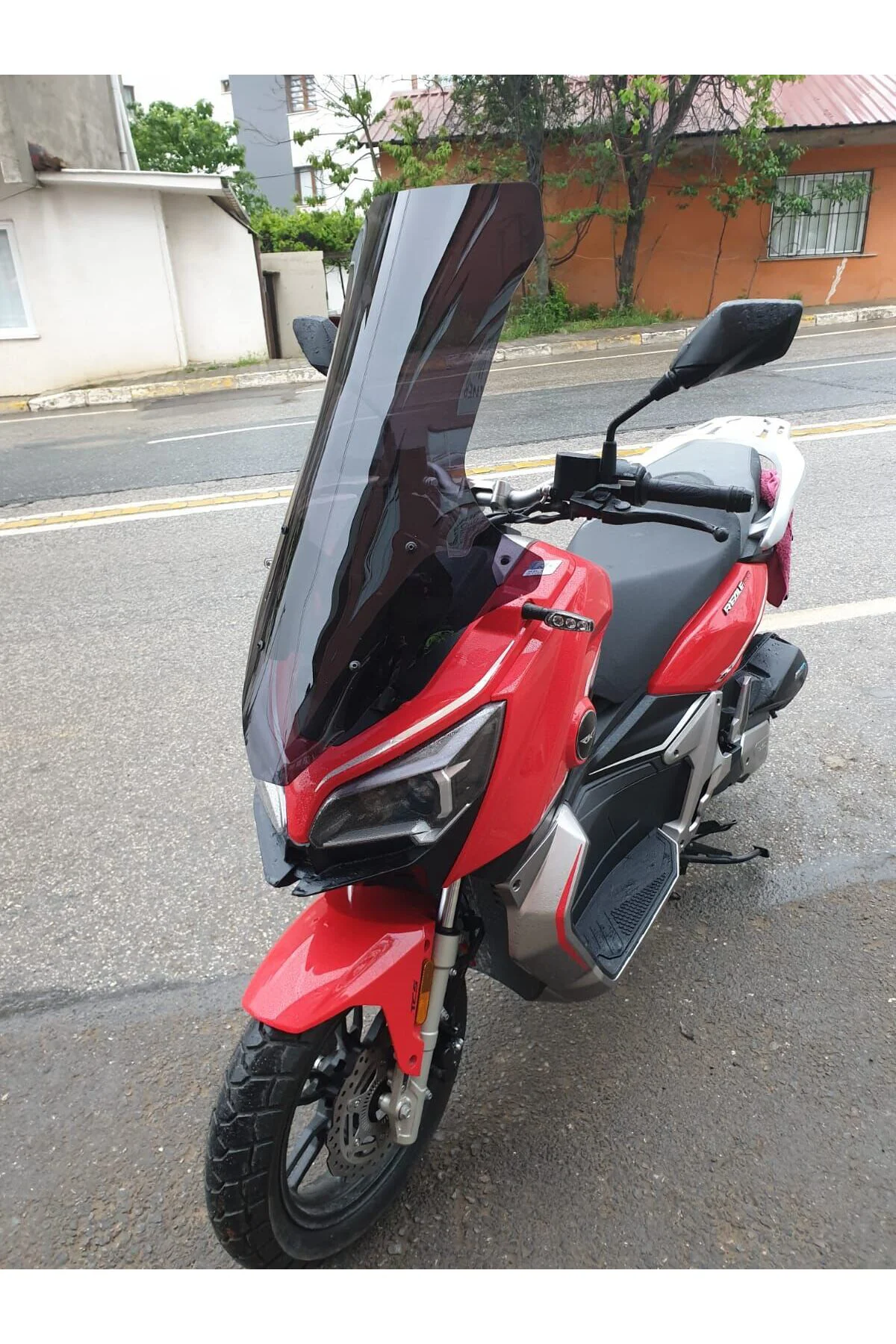 QJ ATR 250 Ön Cam 2023-2026 Model 78cm Siyah Renkli 4mm UZUN