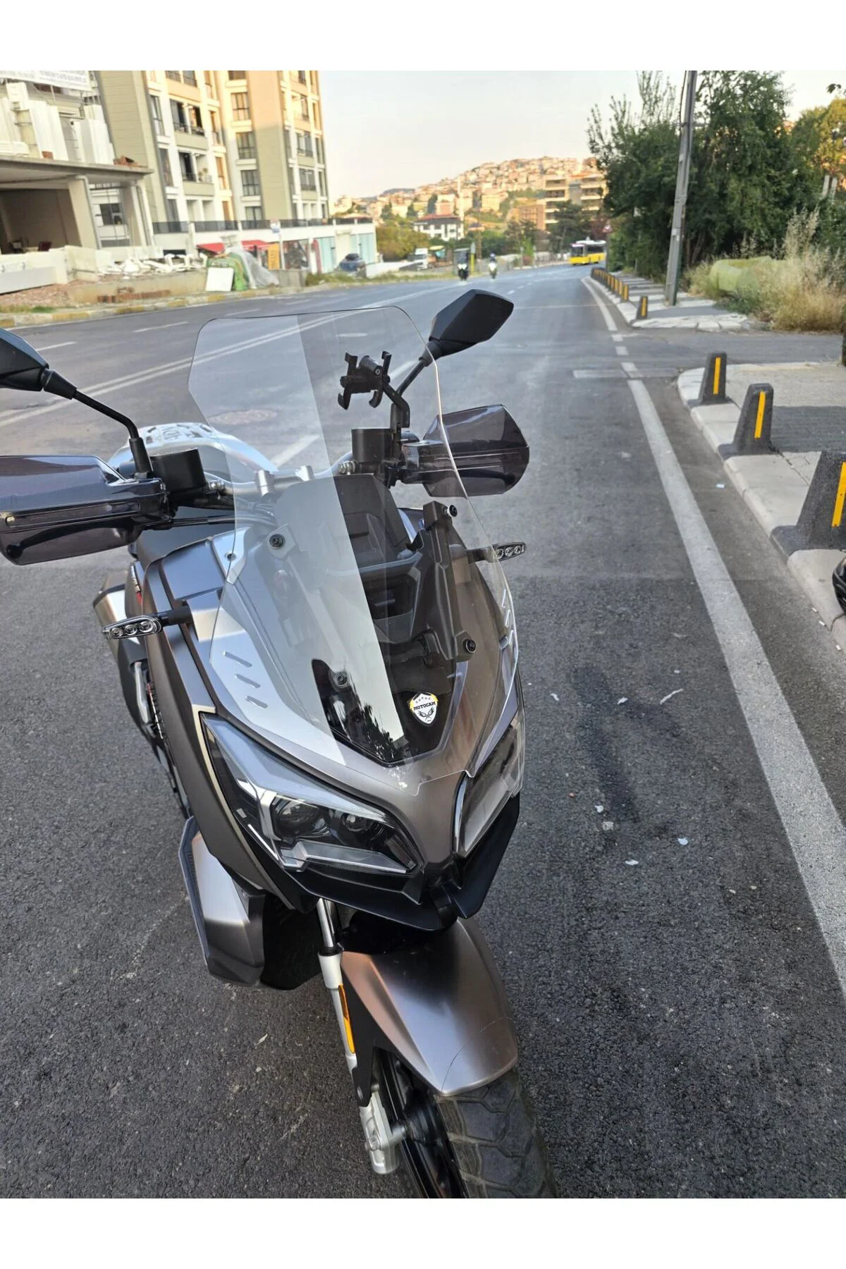 QJ ATR 250 Ön Cam 2023-2026 Model 55cm Şeffaf Renkli 4mm KISA CAM