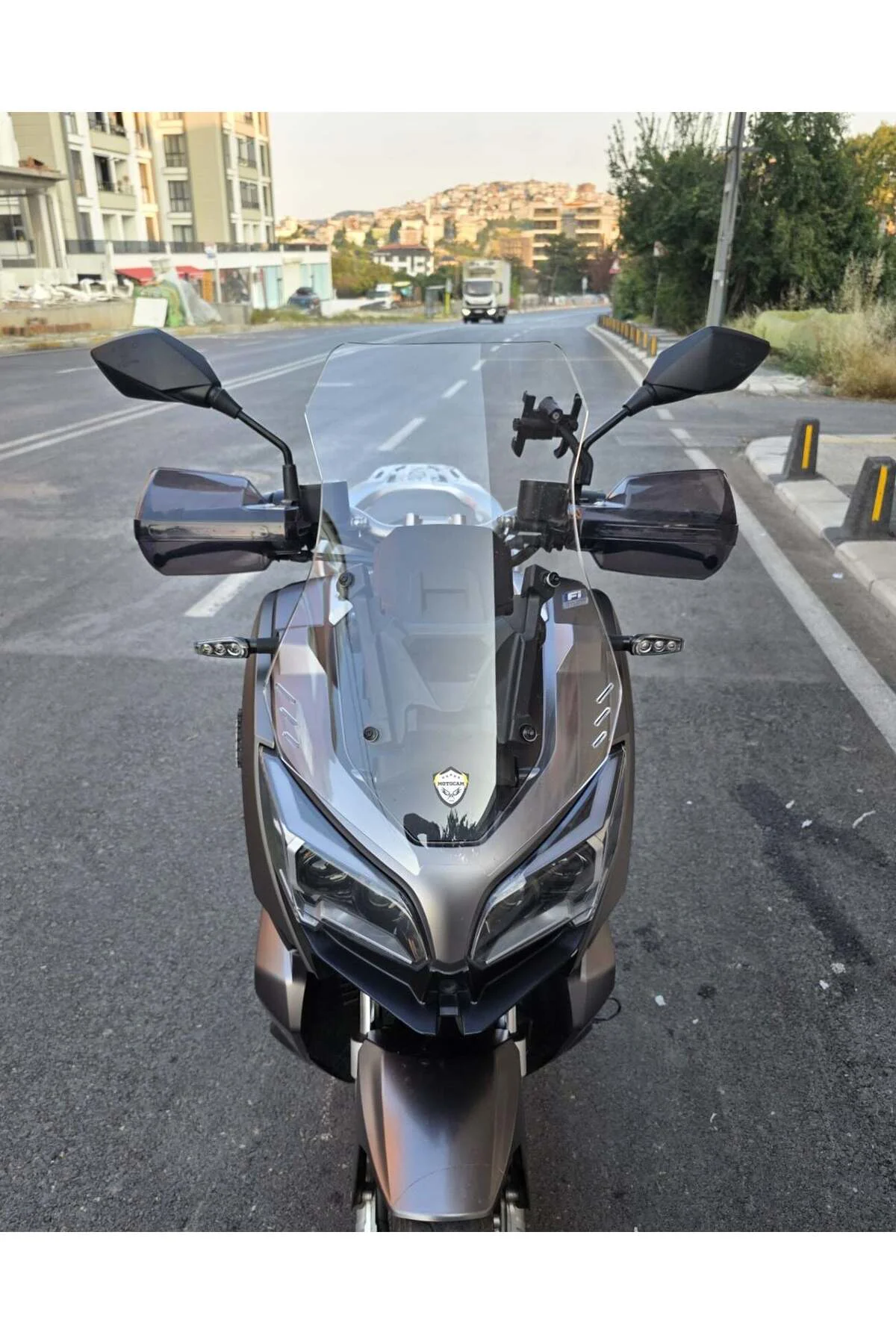 QJ ATR 250 Ön Cam 2023-2026 Model 55cm Şeffaf Renkli 4mm KISA CAM