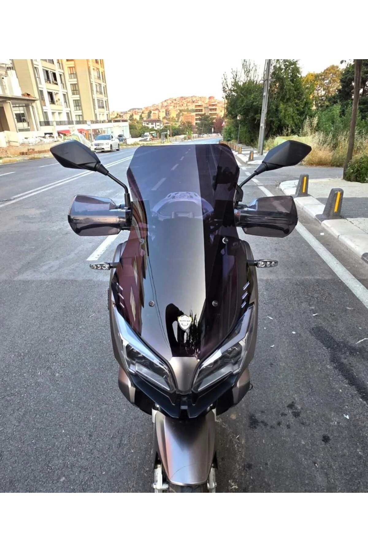 QJ ATR 250 Ön Cam 2023-2026 Model 55cm Siyah Renkli 4mm KISA CAM