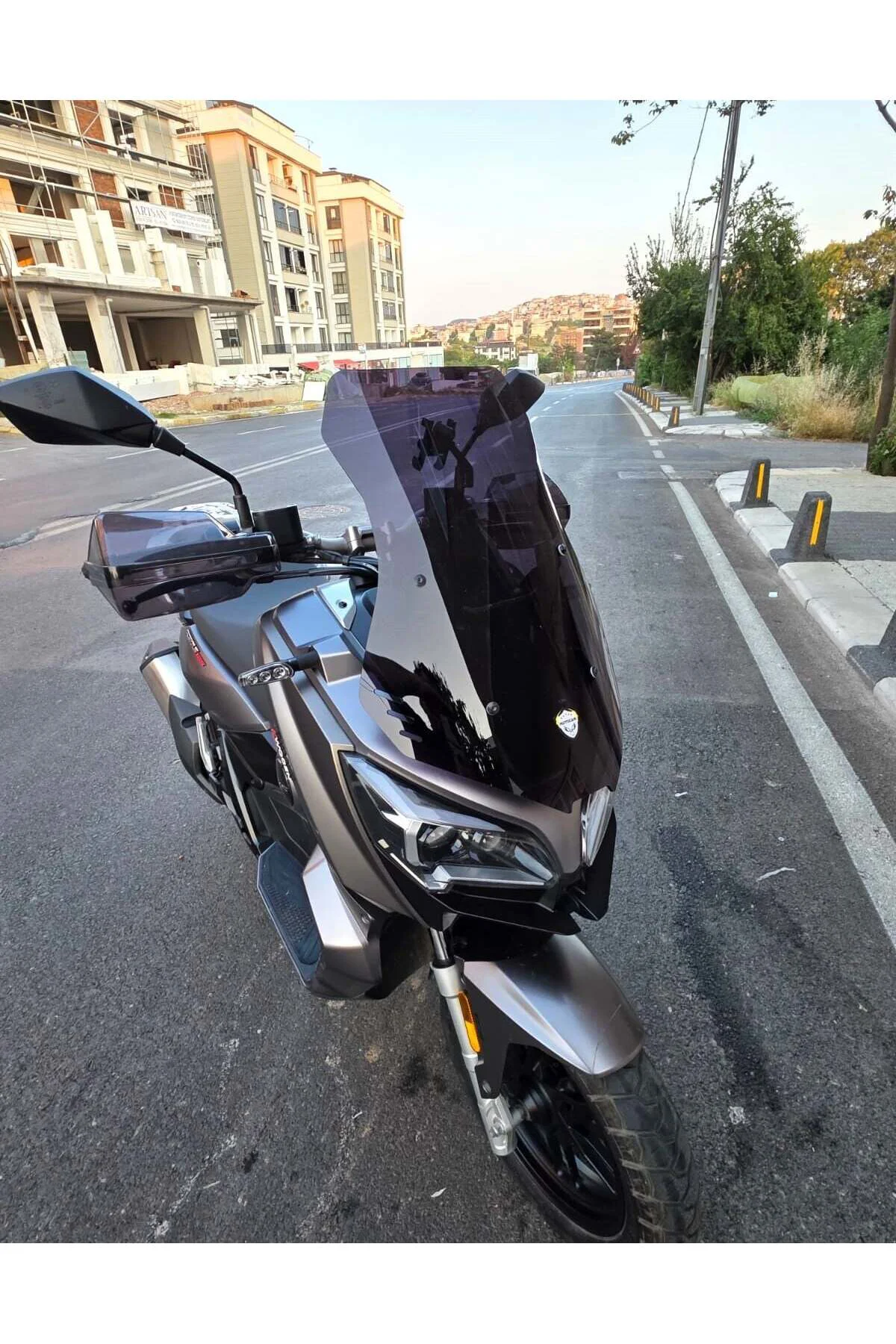 QJ ATR 250 Ön Cam 2023-2026 Model 55cm Siyah Renkli 4mm KISA CAM