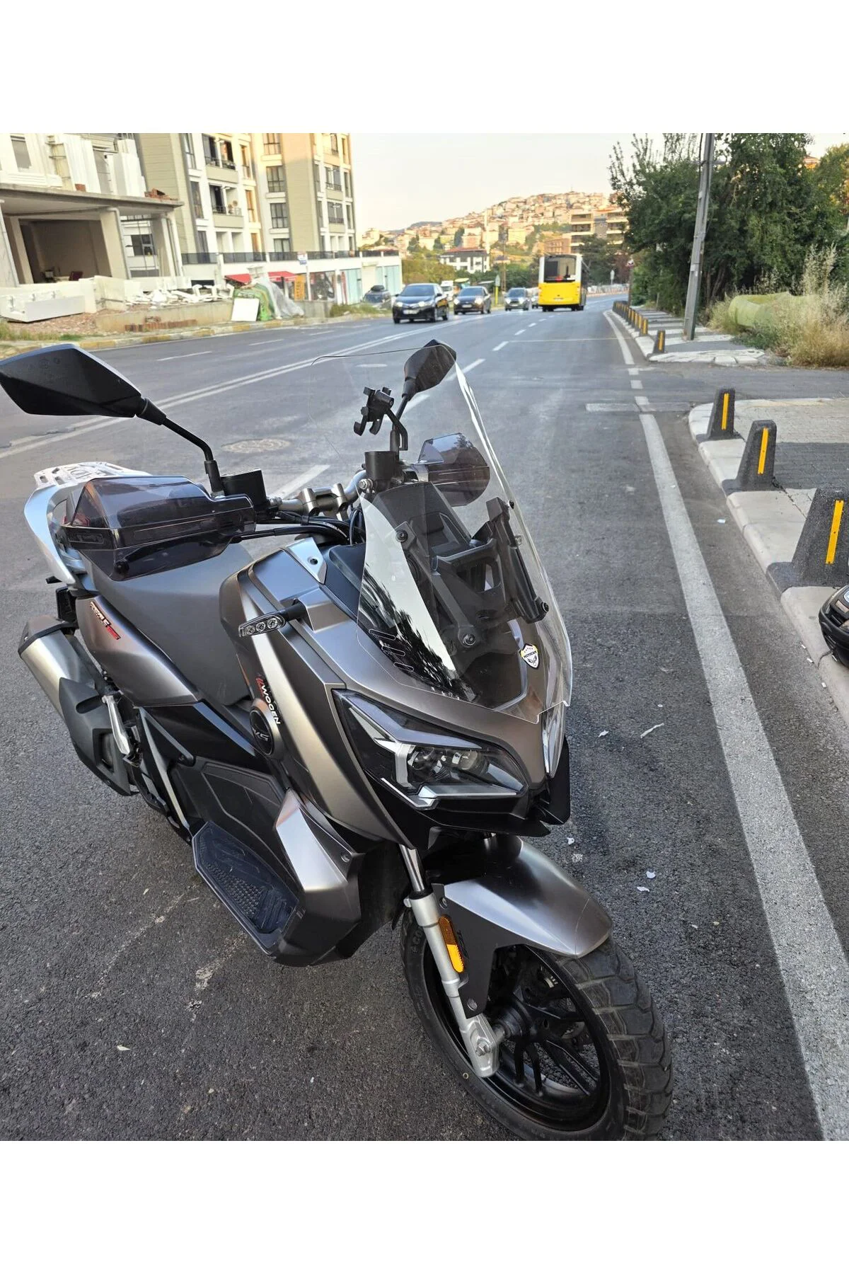 QJ ATR 250 Ön Cam 2023-2026 Model 55cm Şeffaf Renkli 4mm KISA CAM