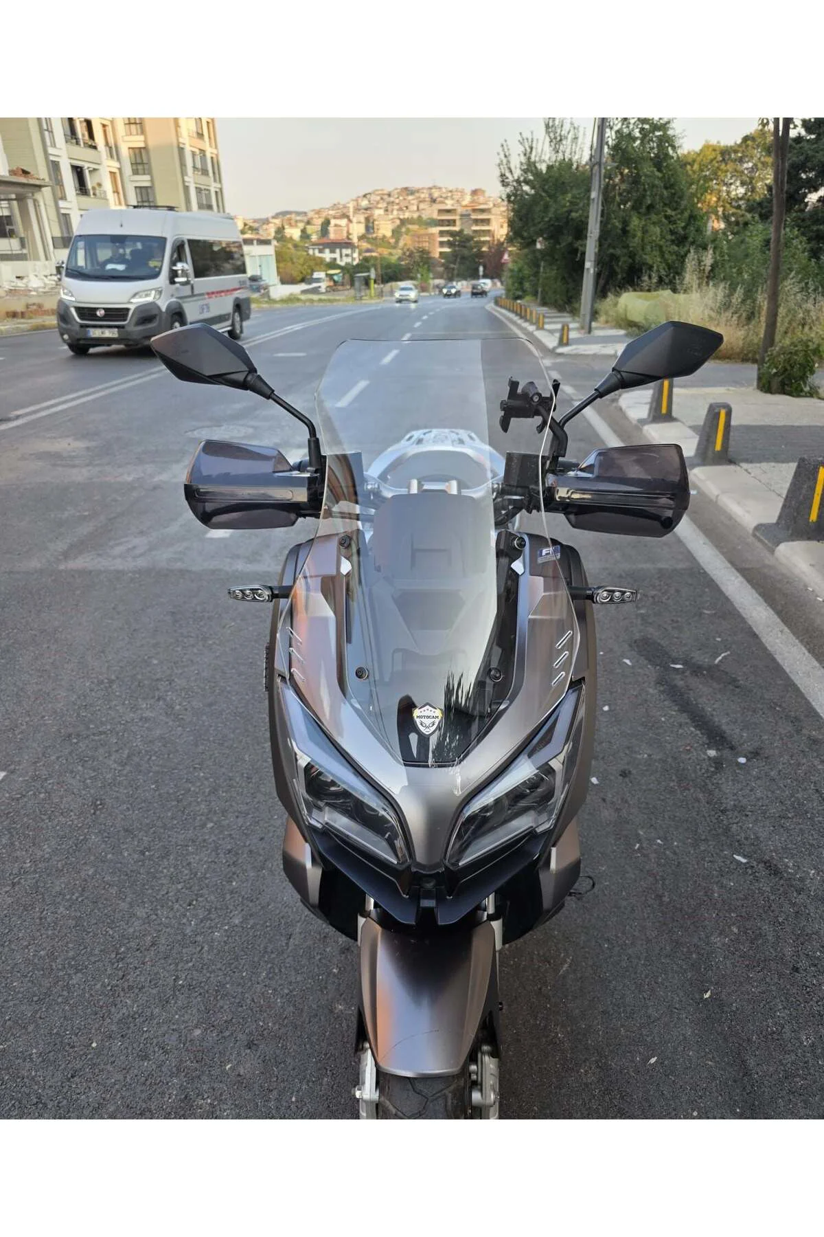QJ ATR 250 Ön Cam 2023-2026 Model 55cm Şeffaf Renkli 4mm KISA CAM