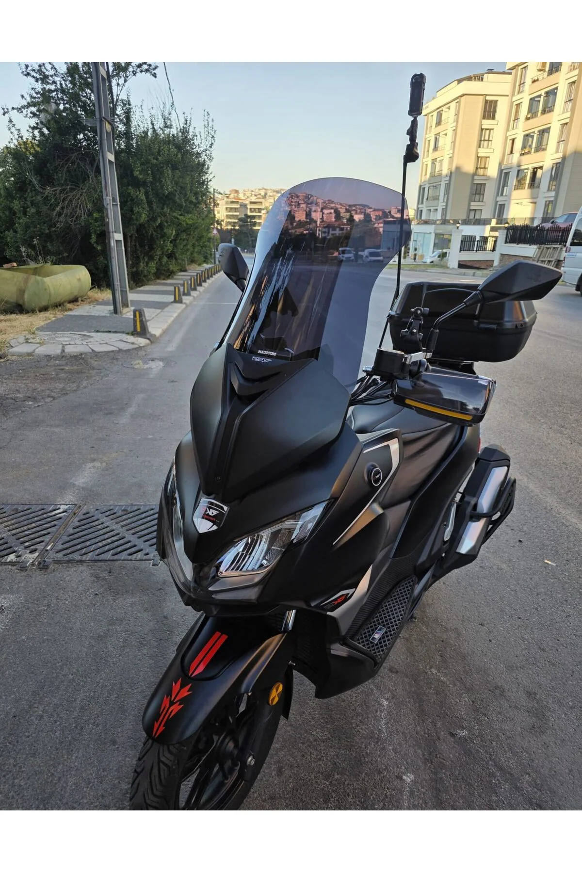 QJ FORT 400 N Ön Cam 2025-2026 Model 67cm Siyah Renkli 4mm