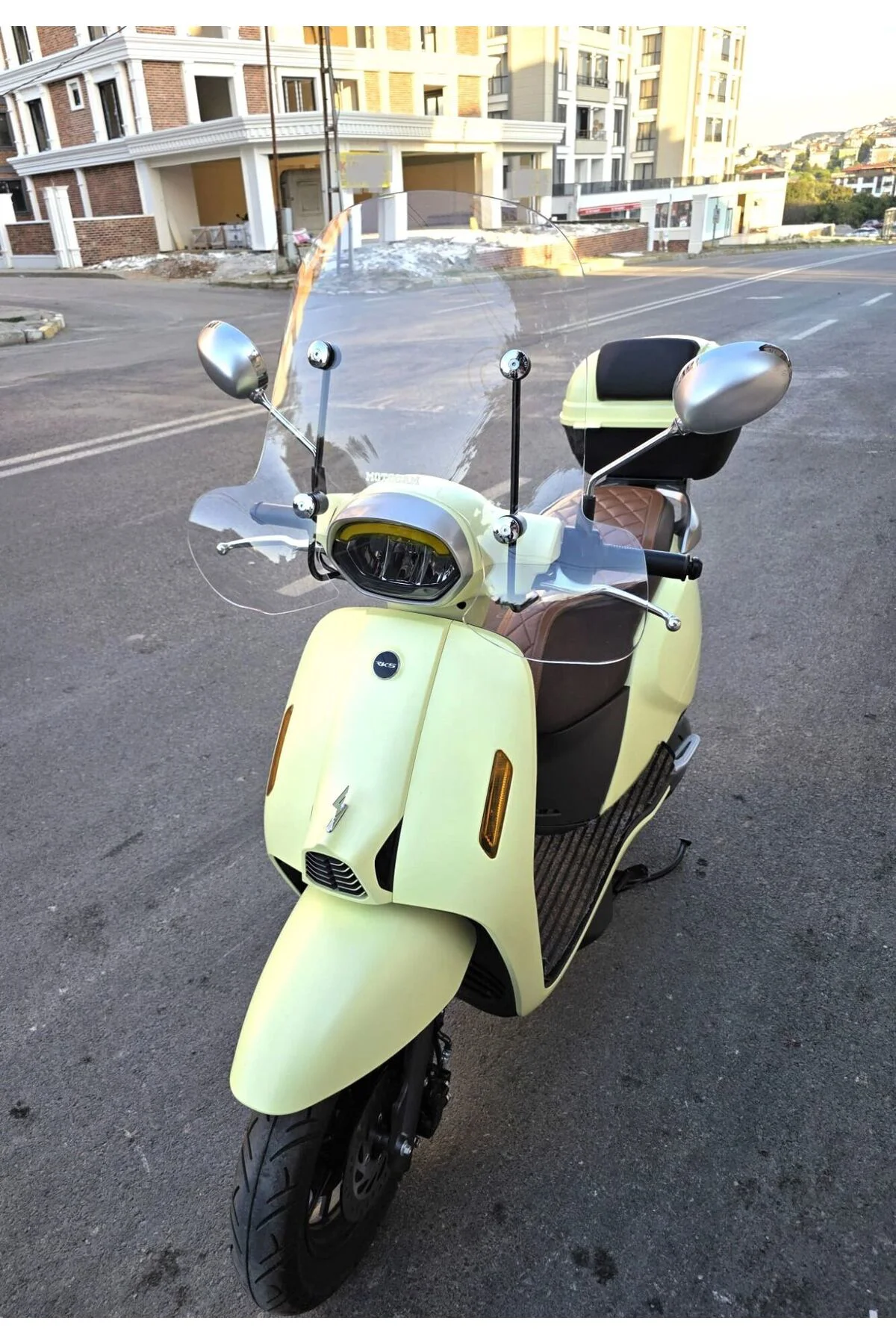 QJ LTR 125 Ön Cam 2023-2026 Model 51cm Şeffaf Renkli 4mm Elcikli APARATSIZ