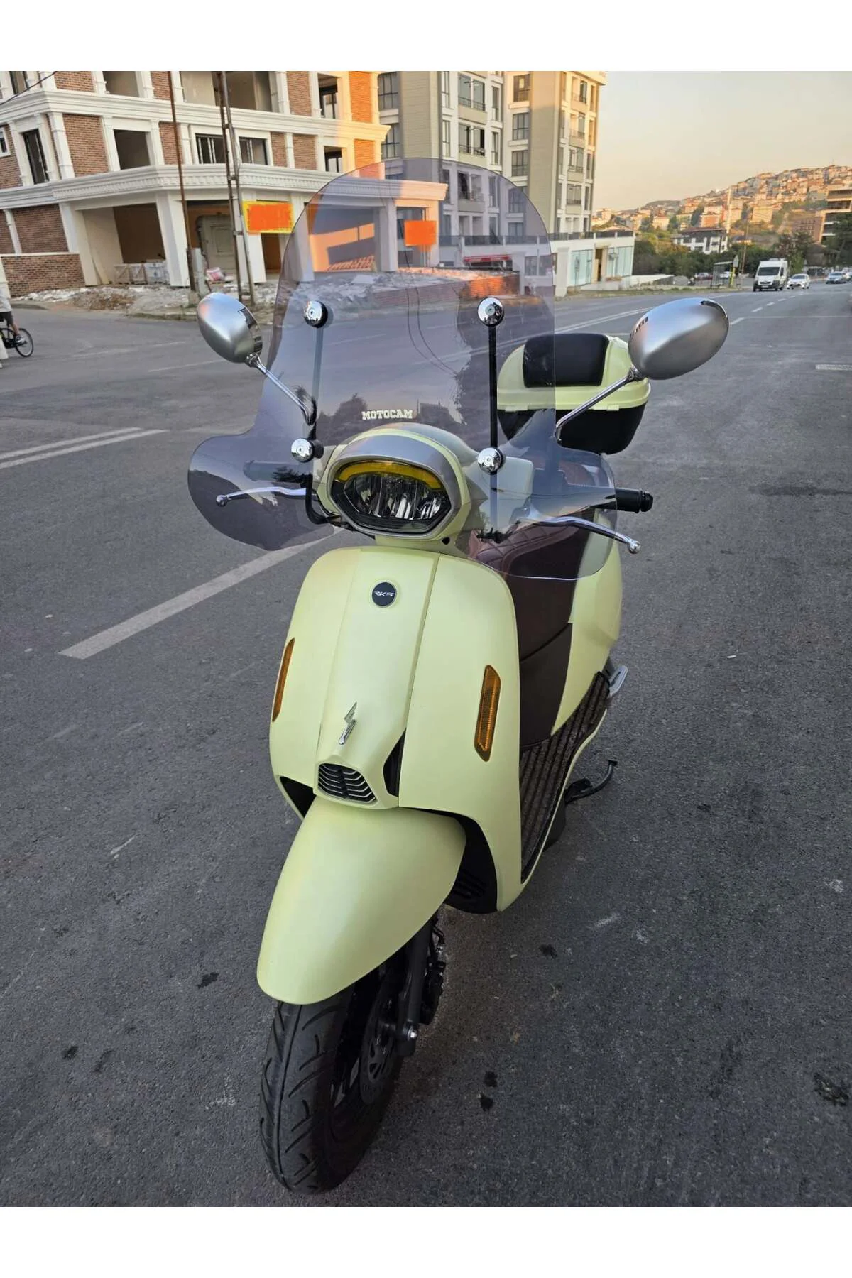 QJ LTR 125 Ön Cam 2023-2026 Model 51cm Füme Renkli 4mm Elcikli APARATSIZ