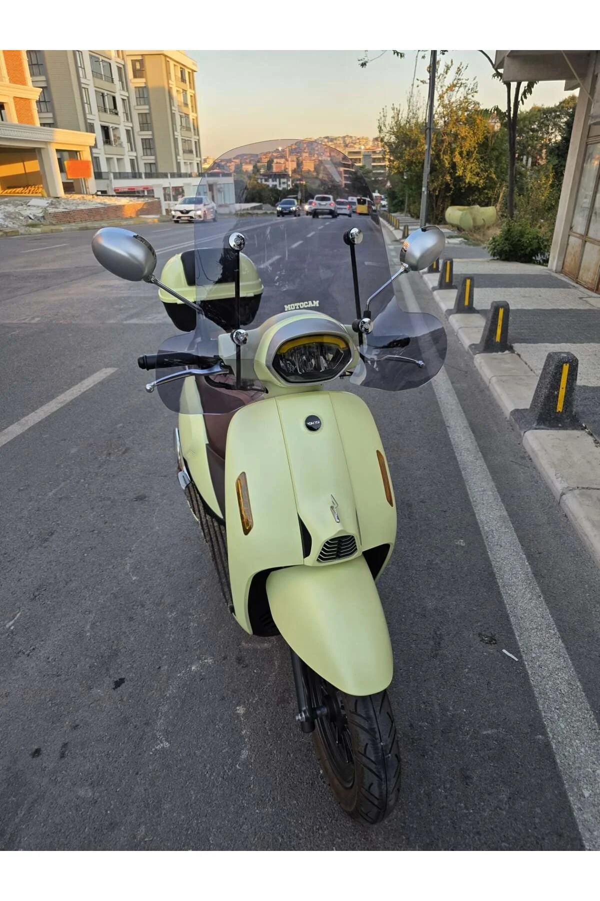 QJ LTR 125 Ön Cam 2023-2026 Model 51cm Füme Renkli 4mm Elcikli APARATSIZ