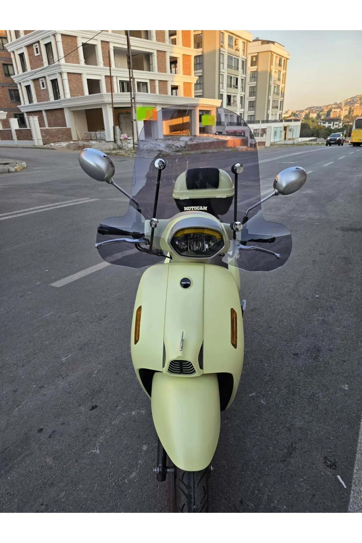 QJ LTR 125 Ön Cam 2023-2026 Model 51cm Füme Renkli 4mm Elcikli APARATSIZ