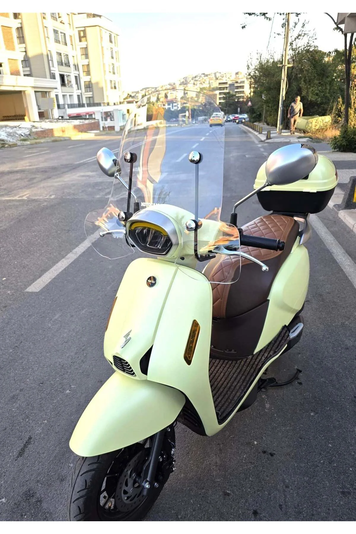 QJ LTR 125 Ön Cam 2023-2026 Model 51cm Şeffaf Renkli 4mm Elcikli APARATSIZ