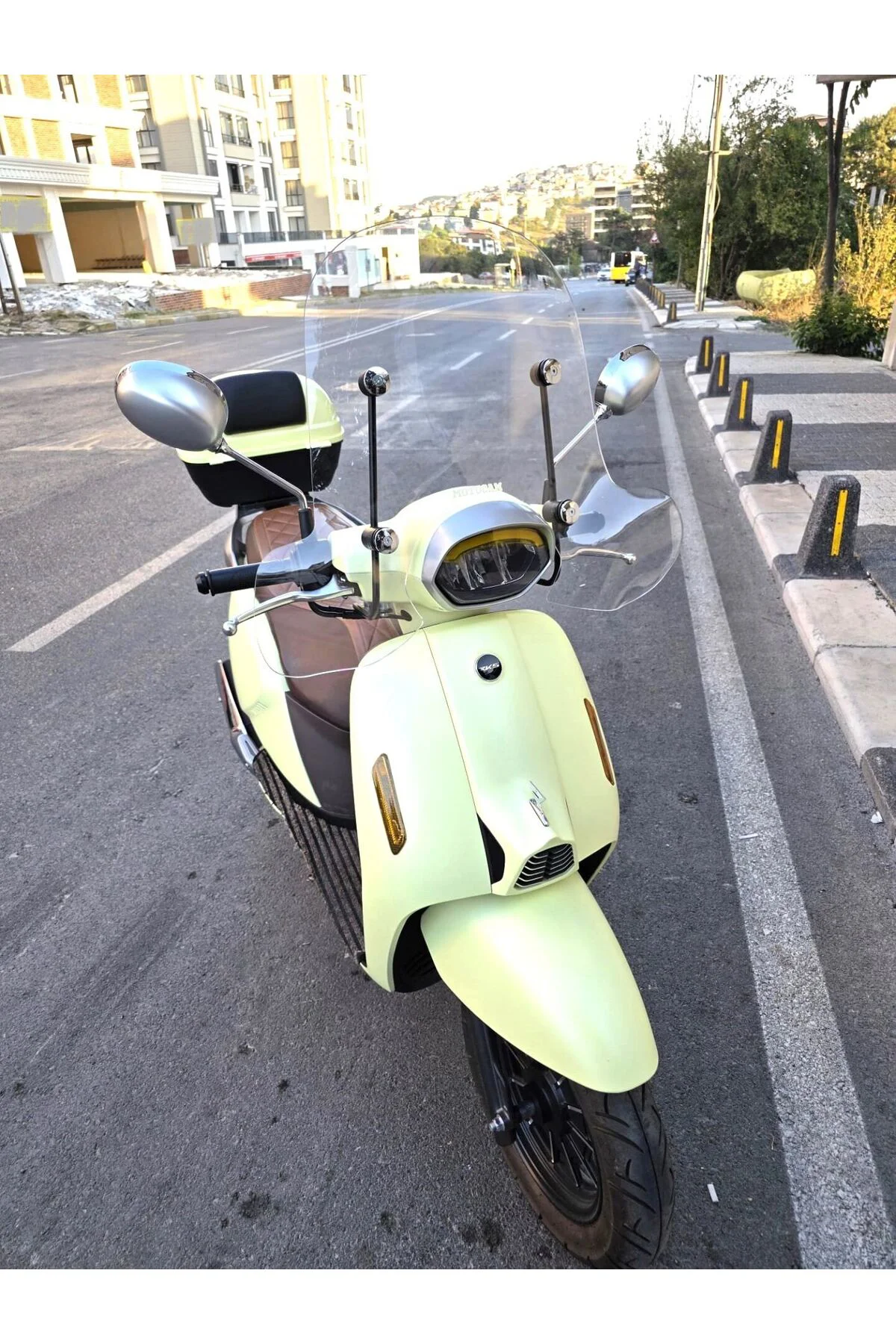 QJ LTR 125 Ön Cam 2023-2026 Model 51cm Şeffaf Renkli 4mm Elcikli APARATSIZ