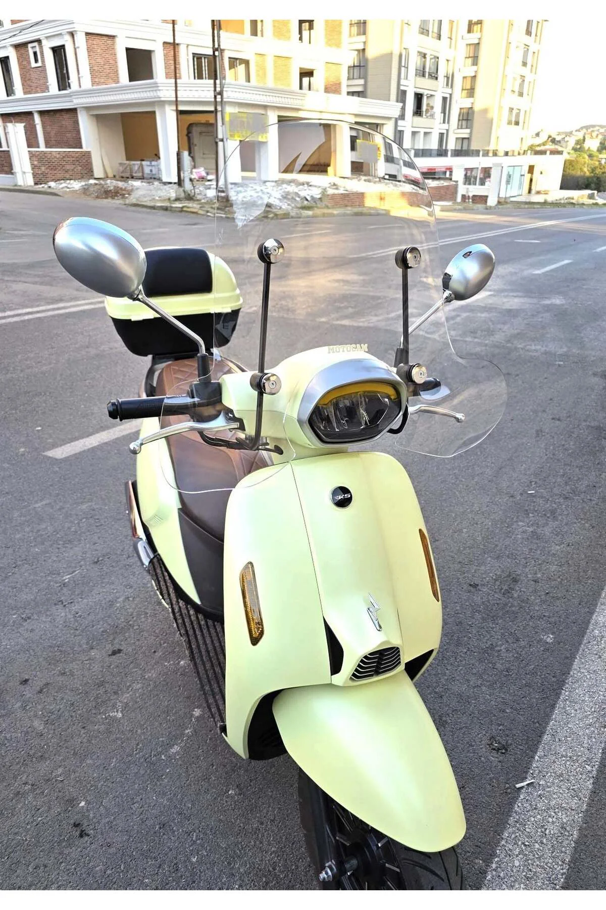 QJ LTR 125 Ön Cam 2023-2026 Model 51cm Şeffaf Renkli 4mm Elcikli APARATSIZ