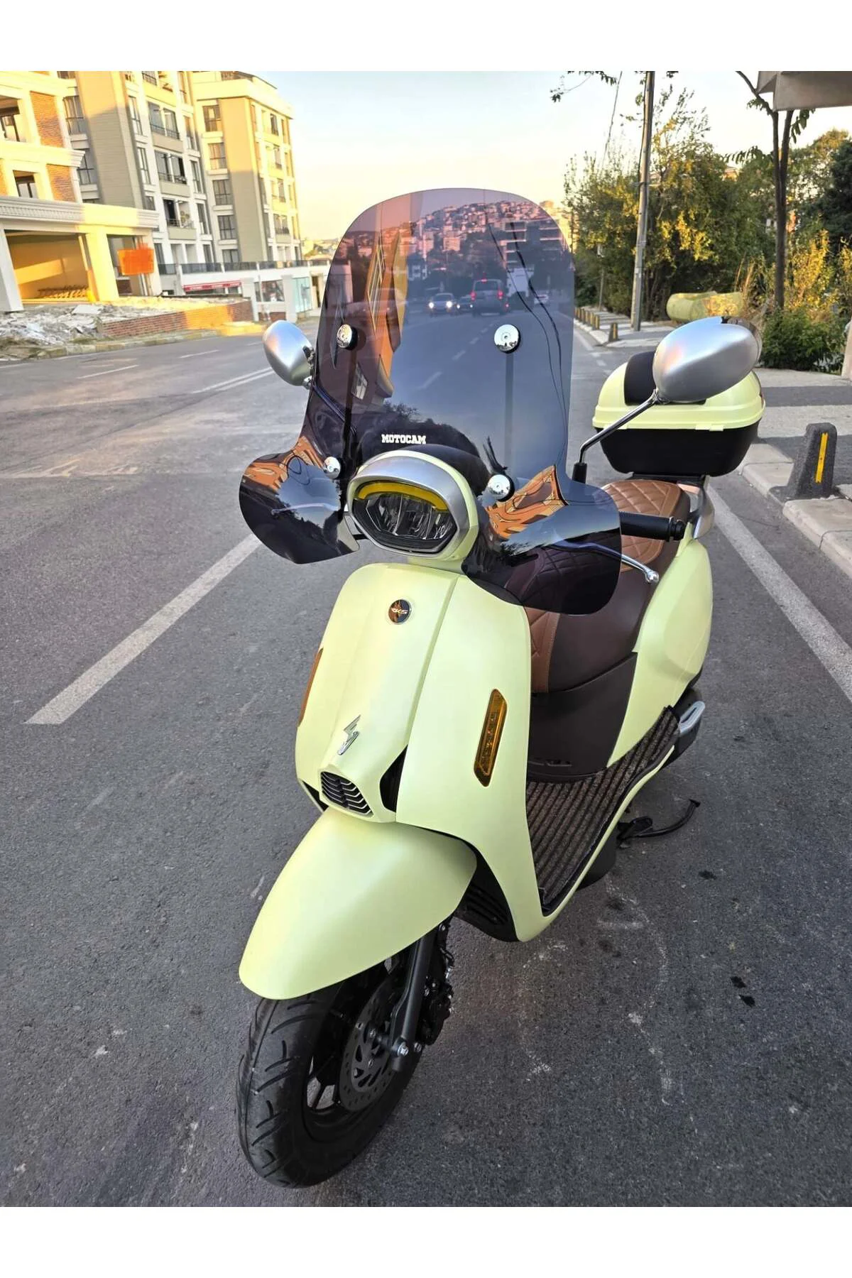 QJ LTR 125 Ön Cam 2023-2026 Model 51cm Siyah Renkli 4mm Elcikli APARATSIZ