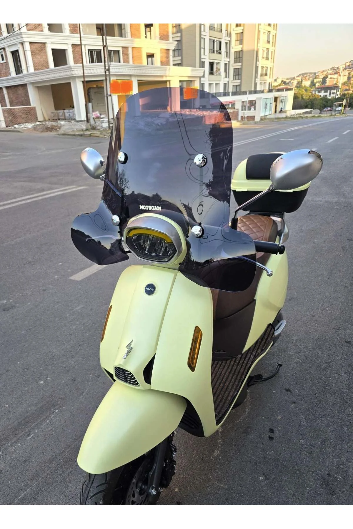 QJ LTR 125 Ön Cam 2023-2026 Model 51cm Siyah Renkli 4mm Elcikli APARATSIZ