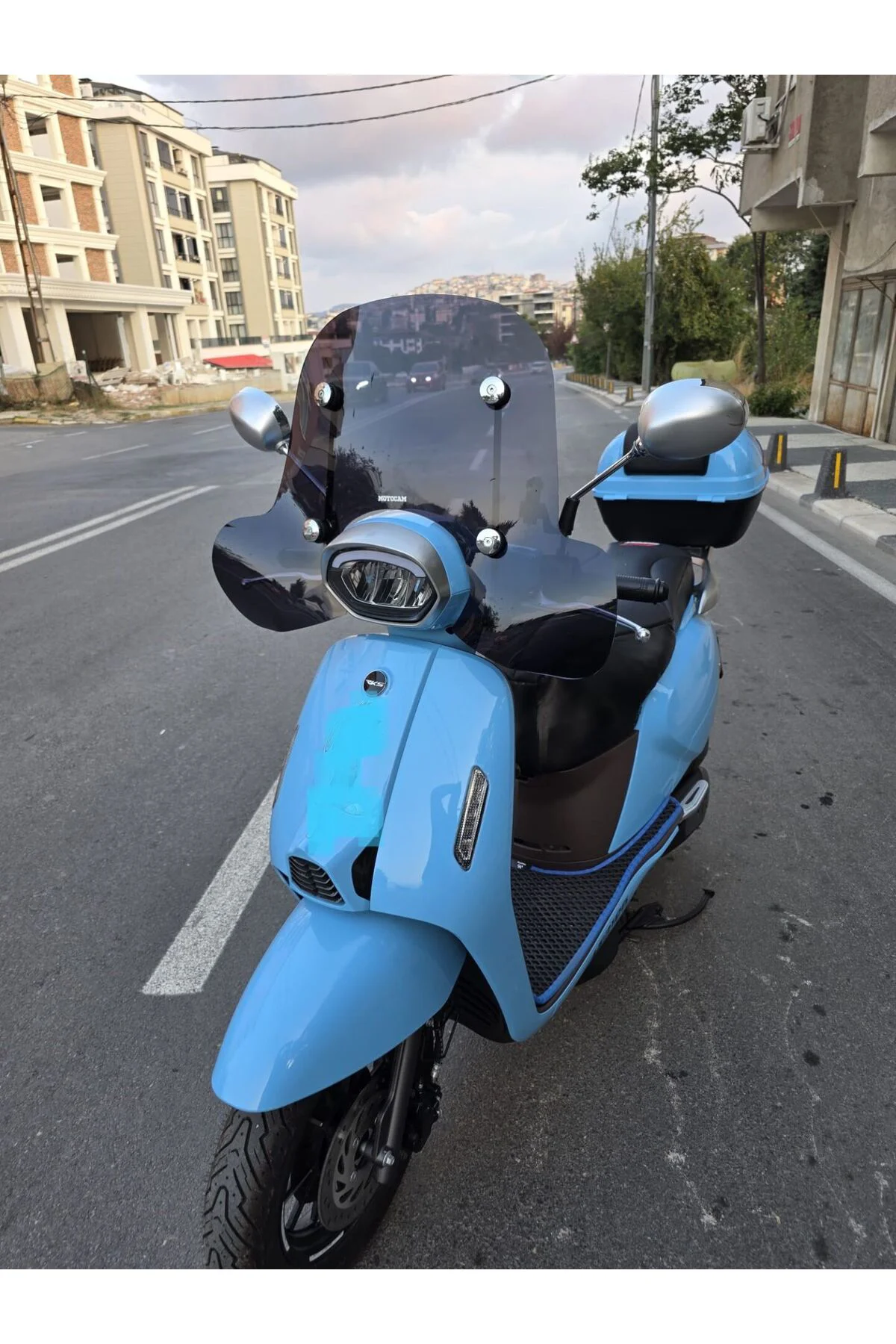 QJ LTR 125 Ön Cam 2023-2026 Model 45cm Siyah Renkli 4mm Elcikli APARATSIZ