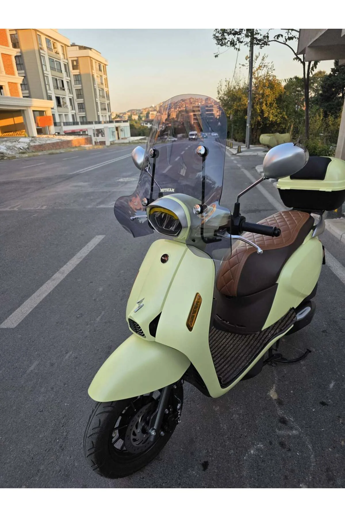 QJ LTR 125 Ön Cam 2023-2026 Model 51cm Füme Renkli 4mm Elcikli APARATSIZ