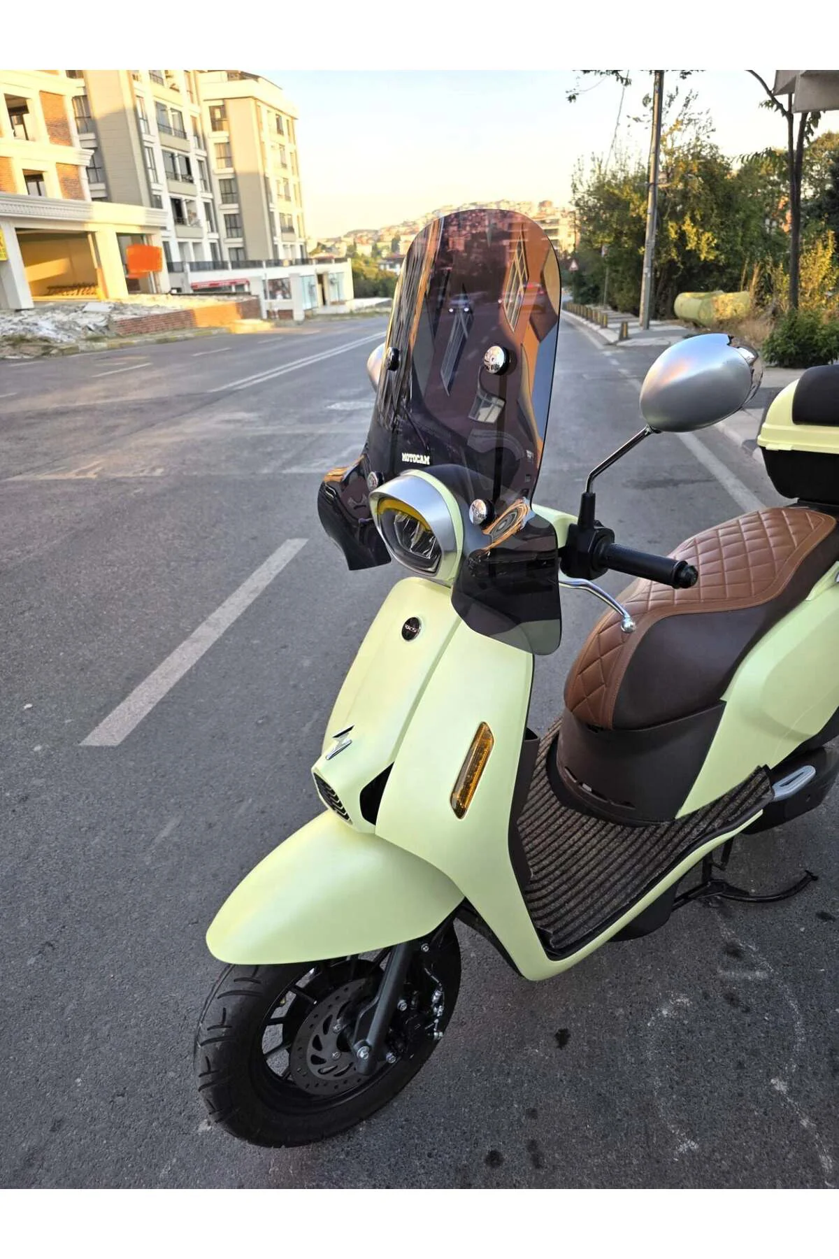 QJ LTR 125 Ön Cam 2023-2026 Model 51cm Siyah Renkli 4mm Elcikli APARATSIZ
