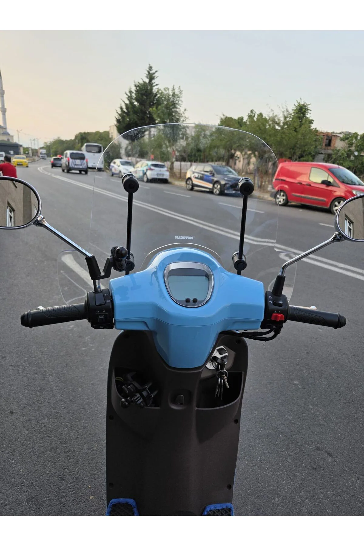 QJ LTR 125 Ön Cam 2023-2026 Model 45cm Şeffaf Renkli 4mm Elcikli APARATSIZ