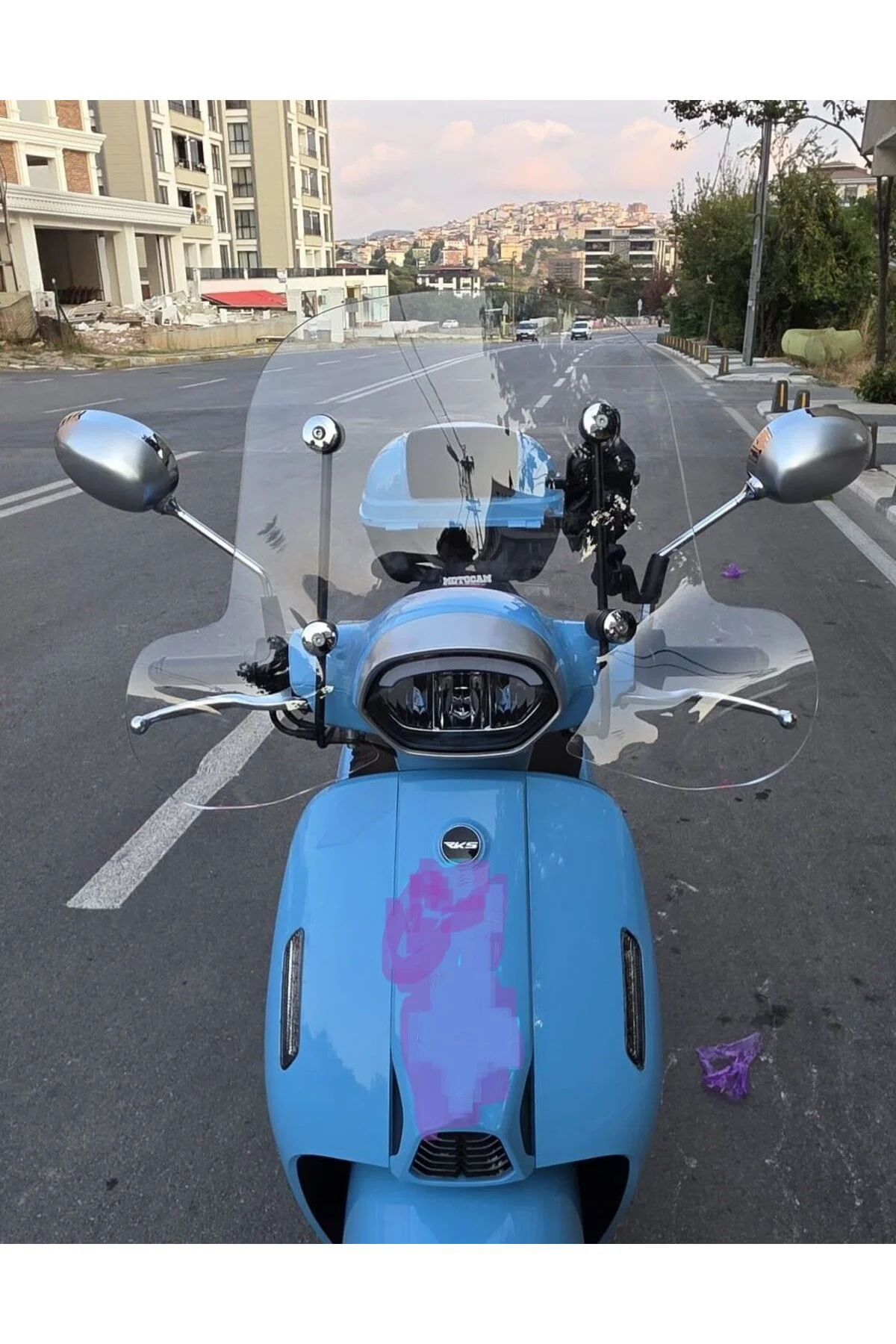 QJ LTR 125 Ön Cam 2023-2026 Model 45cm Şeffaf Renkli 4mm Elcikli APARATSIZ
