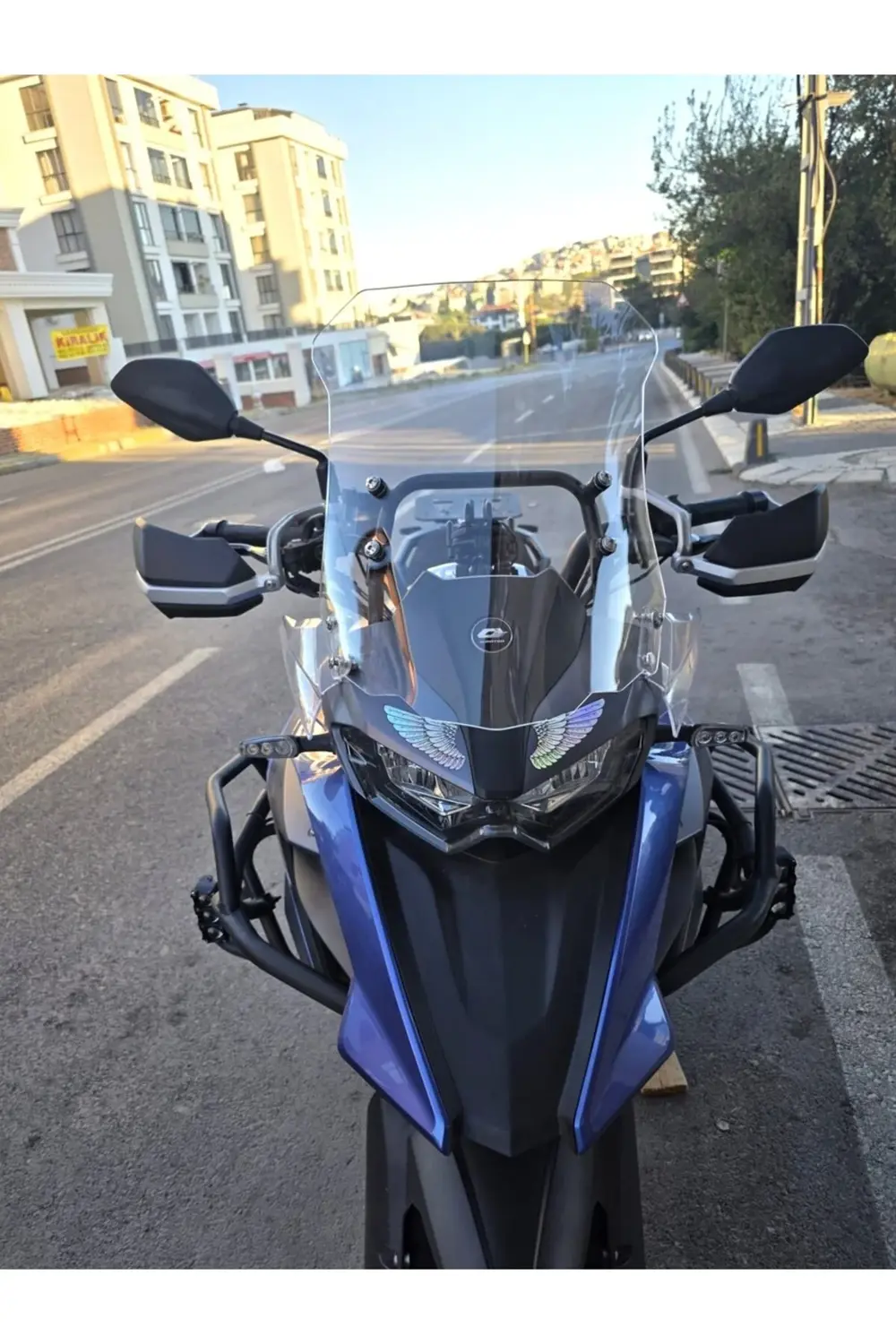 Qj SRT 550 Ön Cam 2022-2025 Model 54cm Şeffaf Renkli 4mm