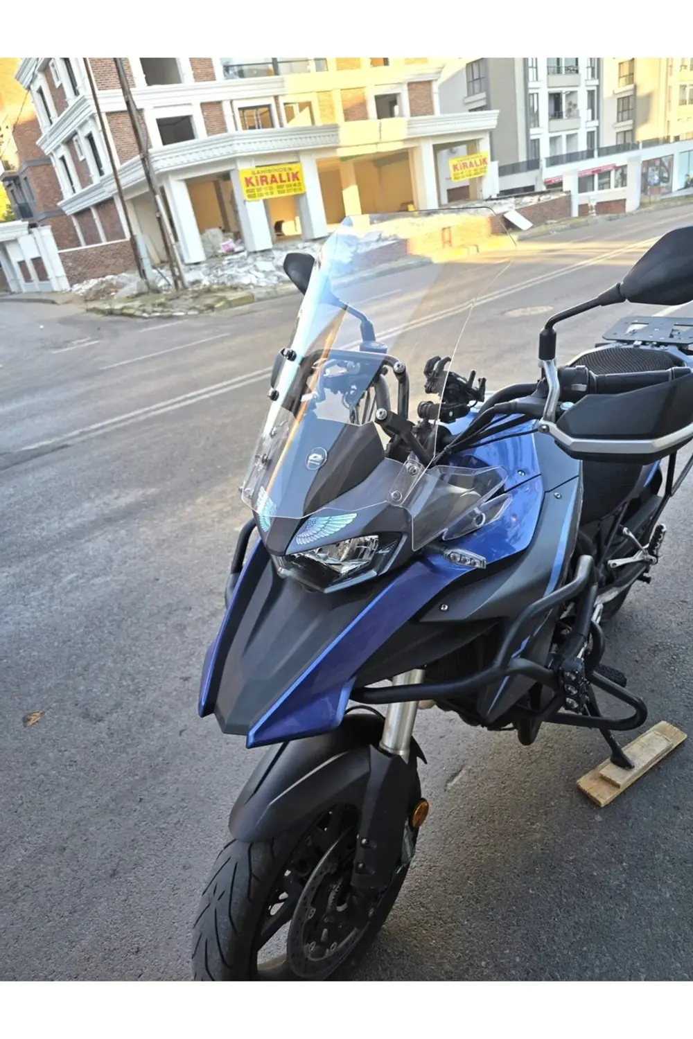 Qj SRT 550 Ön Cam 2022-2025 Model 54cm Şeffaf Renkli 4mm
