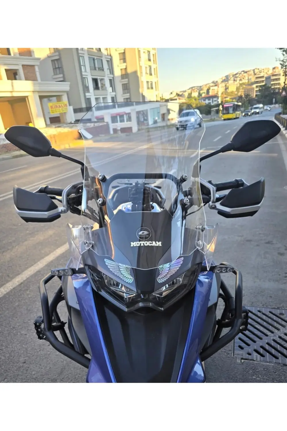 Qj SRT 550 Ön Cam 2022-2025 Model 54cm Şeffaf Renkli 4mm