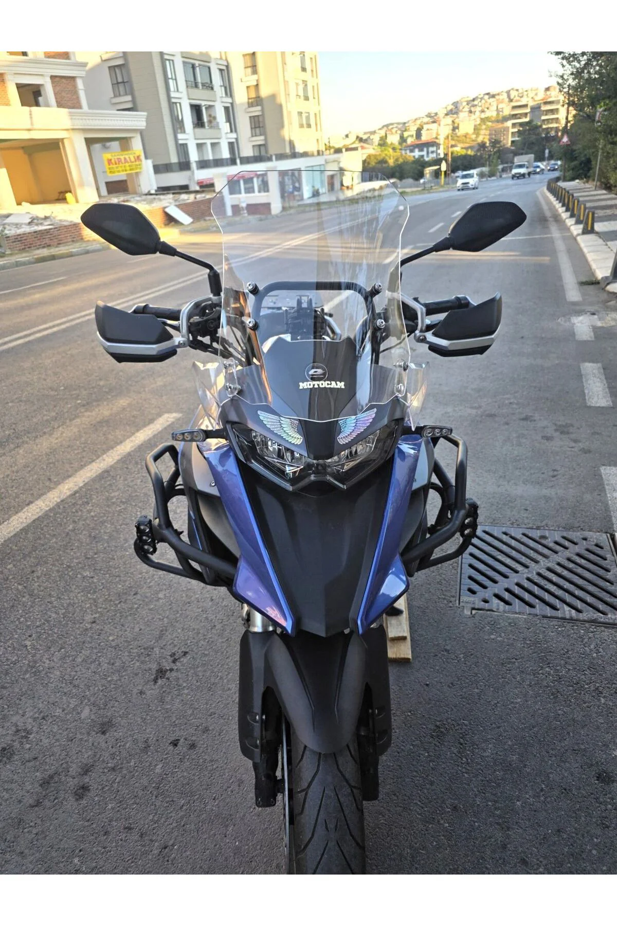 Qj SRT 550 Ön Cam 2022-2026 Model 54cm Şeffaf Renkli 4mm