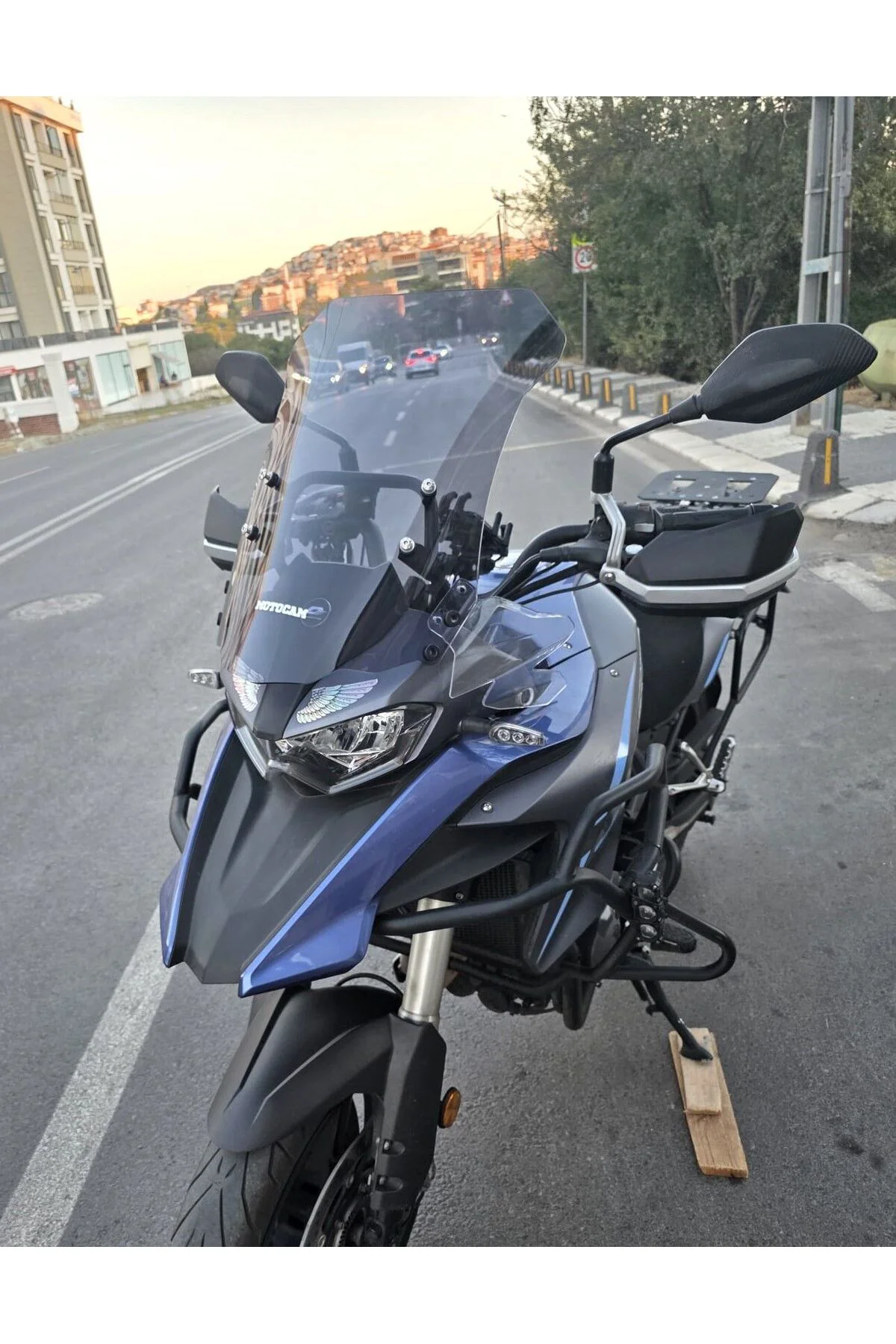 Qj SRT 600 X Ön Cam 2022-2026 Model 54cm Füme Renkli 4mm