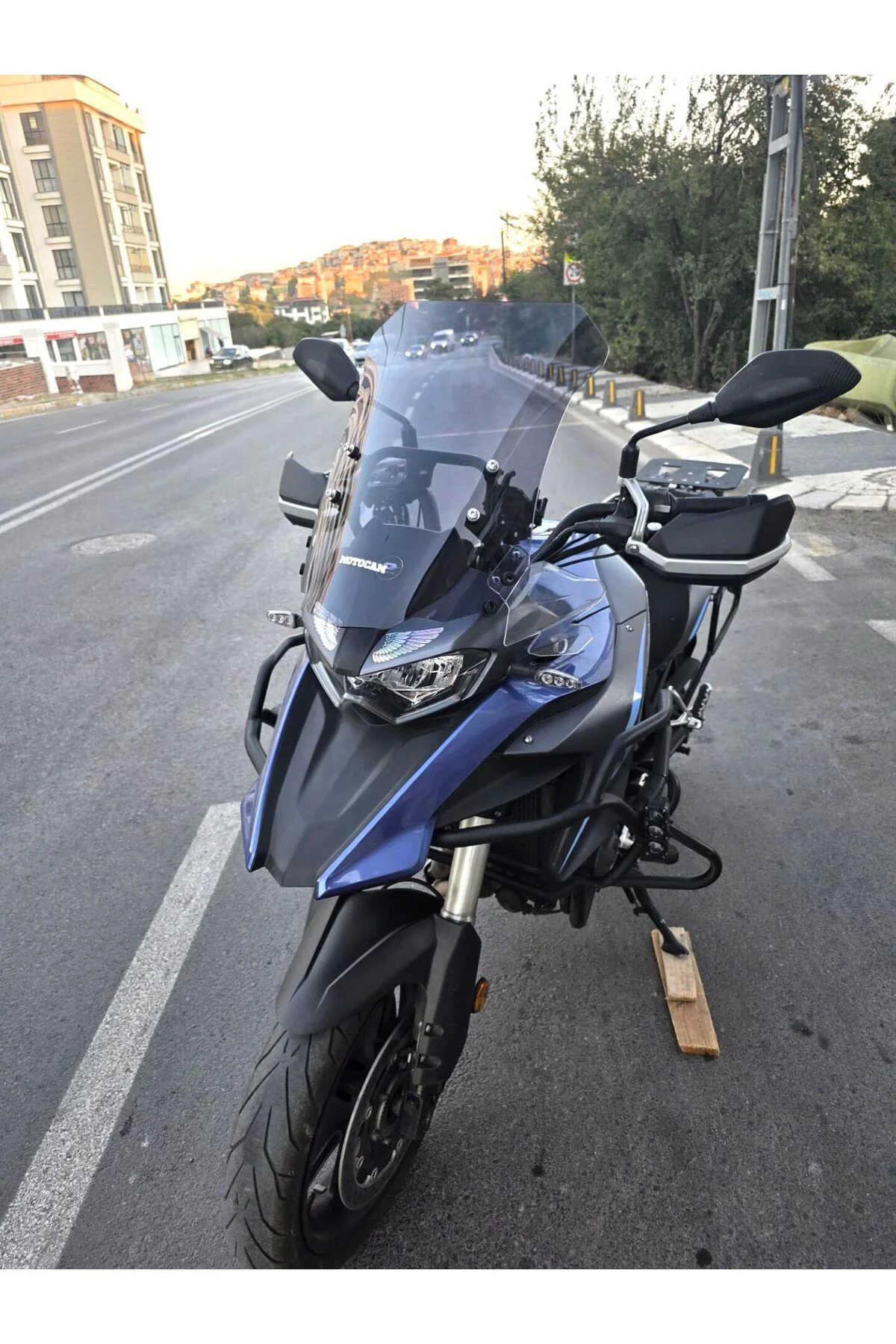 Qj SRT 600 X Ön Cam 2022-2026 Model 54cm Füme Renkli 4mm