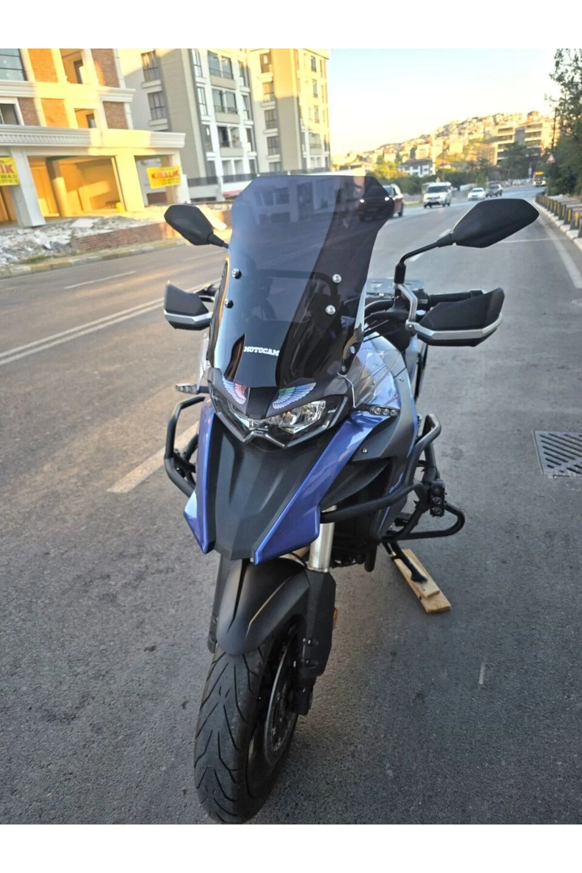 Qj SRT 600 X Ön Cam 2022-2026 Model 54cm Siyah Renkli 4mm