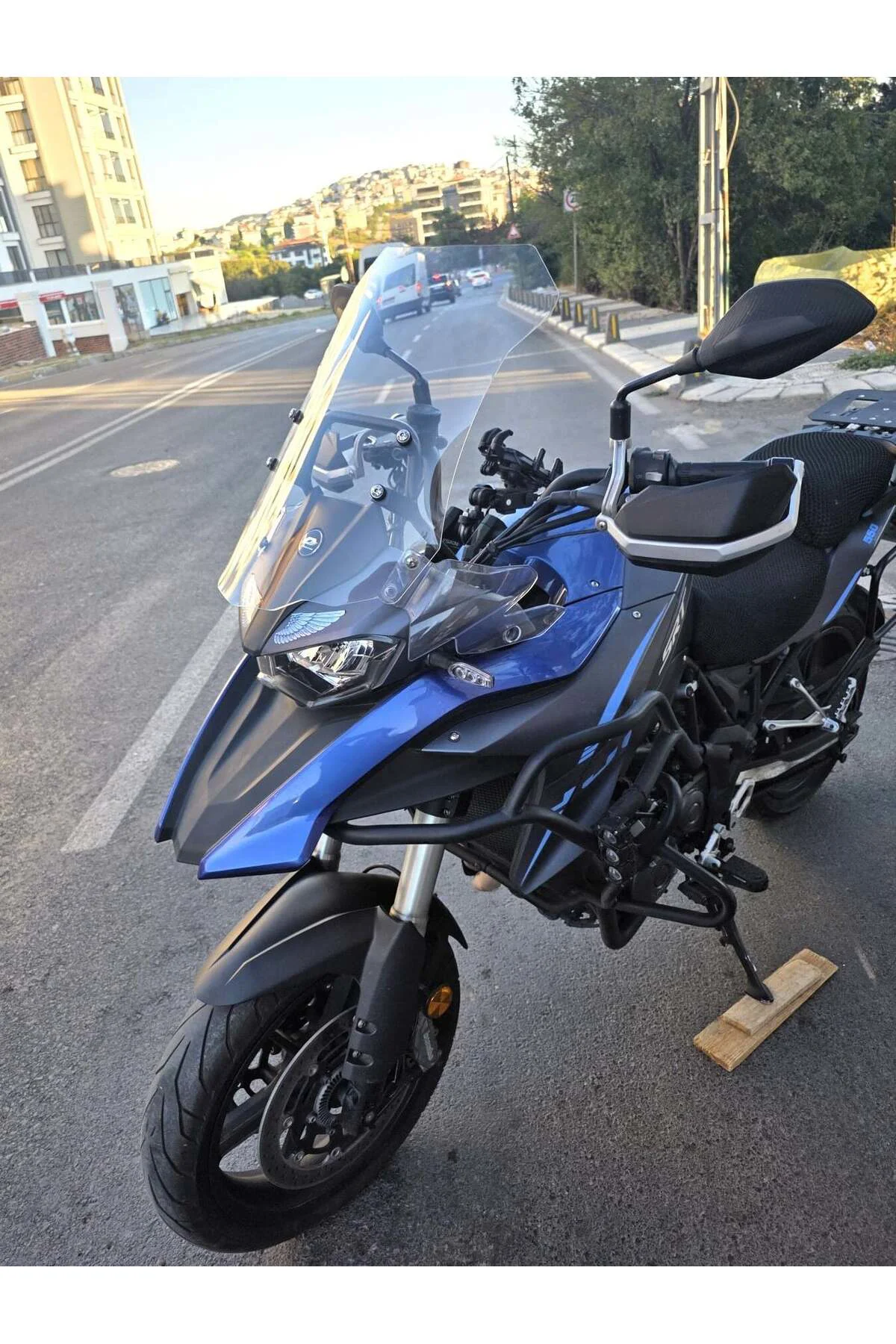 Qj SRT 600 X Ön Cam 2022-2026 Model 54cm Şeffaf Renkli 4mm