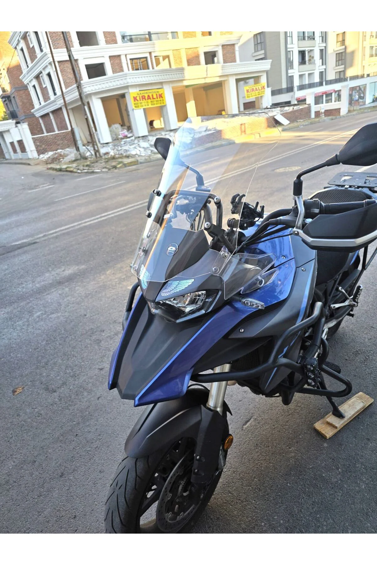 Qj SRT 700 Ön Cam 2022-2026 Model 54cm Şeffaf Renkli 4mm