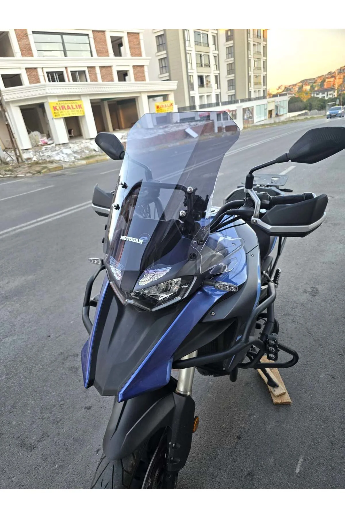 Qj SRT 700 Ön Cam 2022-2026 Model 54cm Füme Renkli 4mm