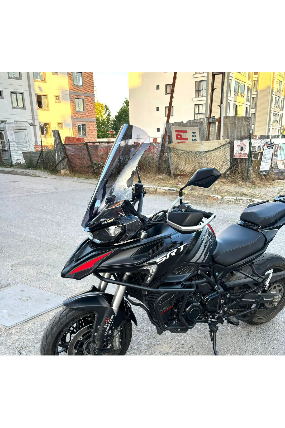 QJ SRT 800 Ön Cam 2023-2026 Model 61cm Füme Renkli 4mm