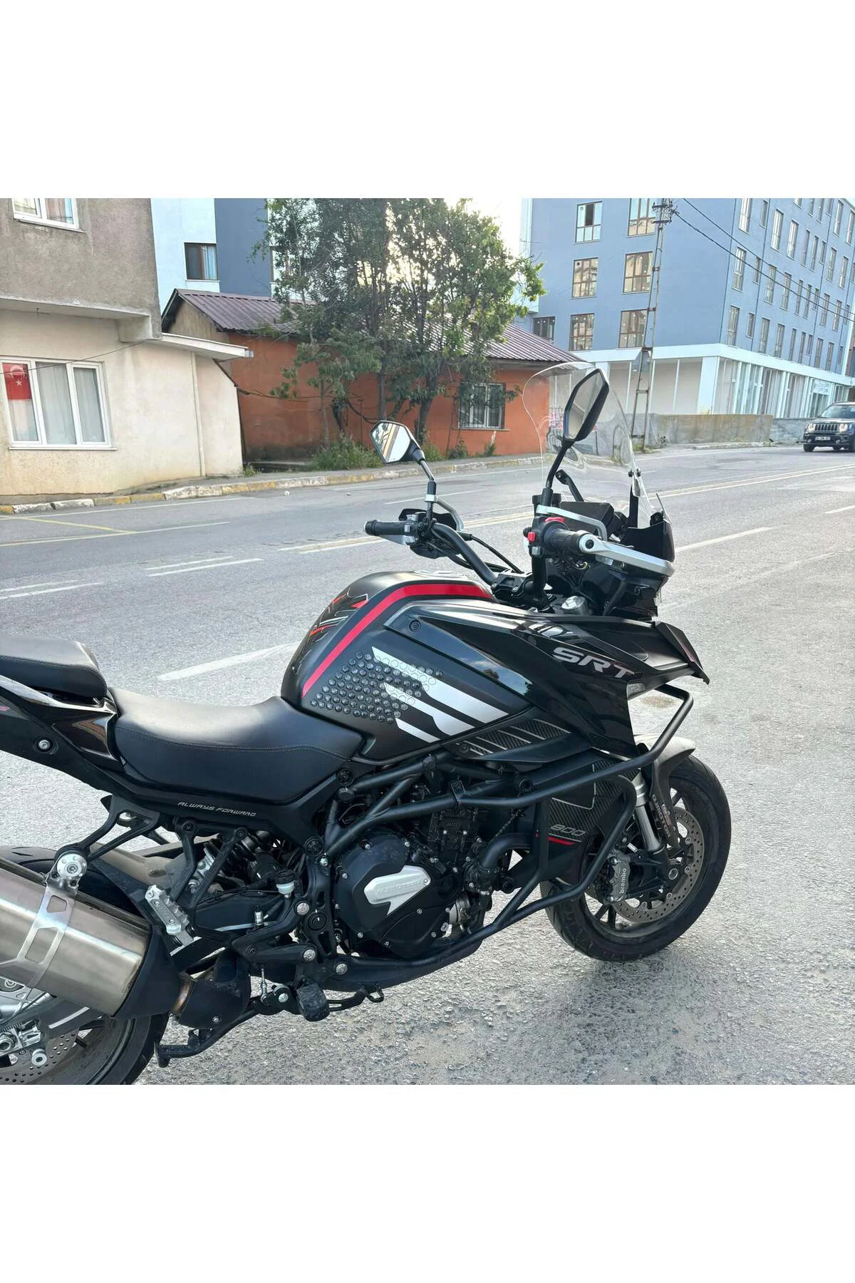 QJ SRT 800 Ön Cam 2023-2026 Model 61cm Şeffaf Renkli 4mm