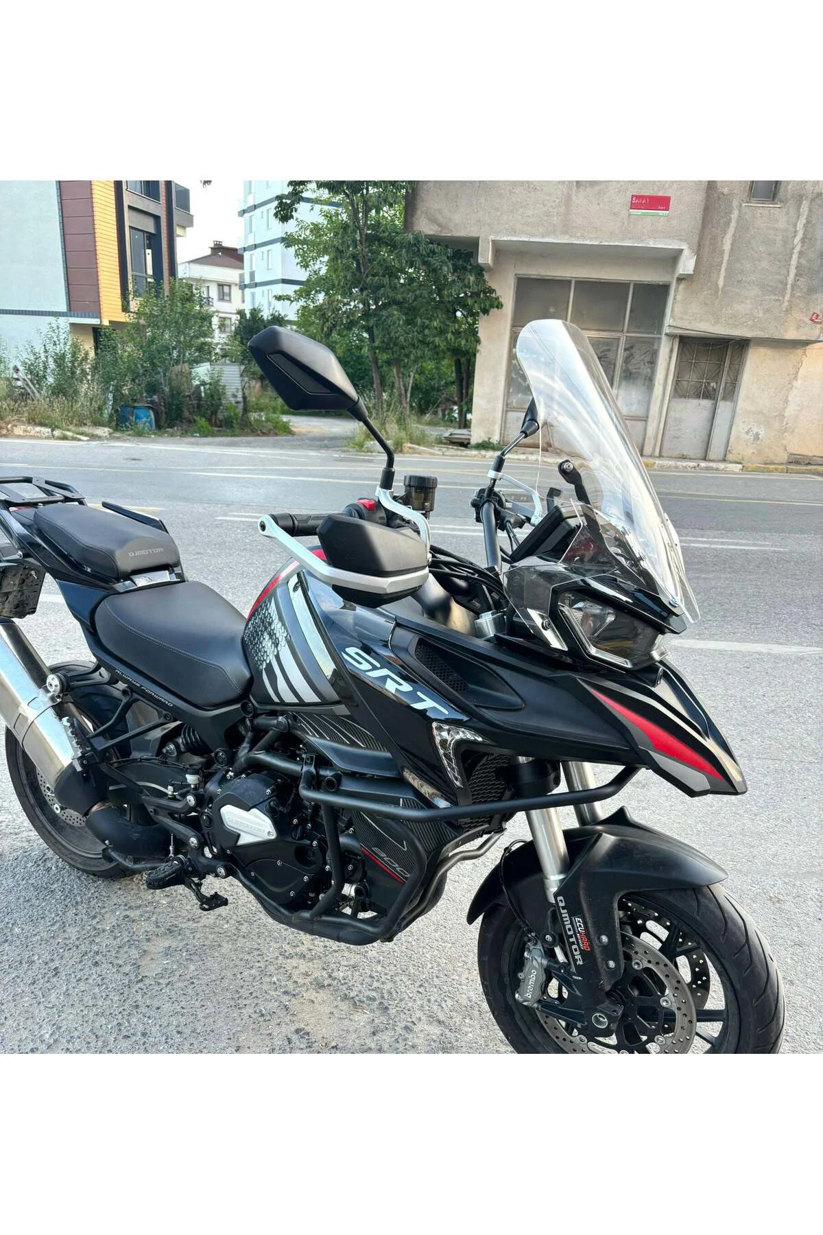 QJ SRT 800 Ön Cam 2023-2026 Model 61cm Şeffaf Renkli 4mm