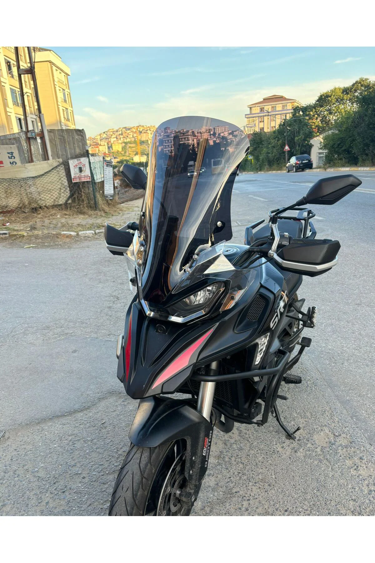 QJ SRT 800 Ön Cam 2023-2026 Model 61cm Siyah Renkli 4mm