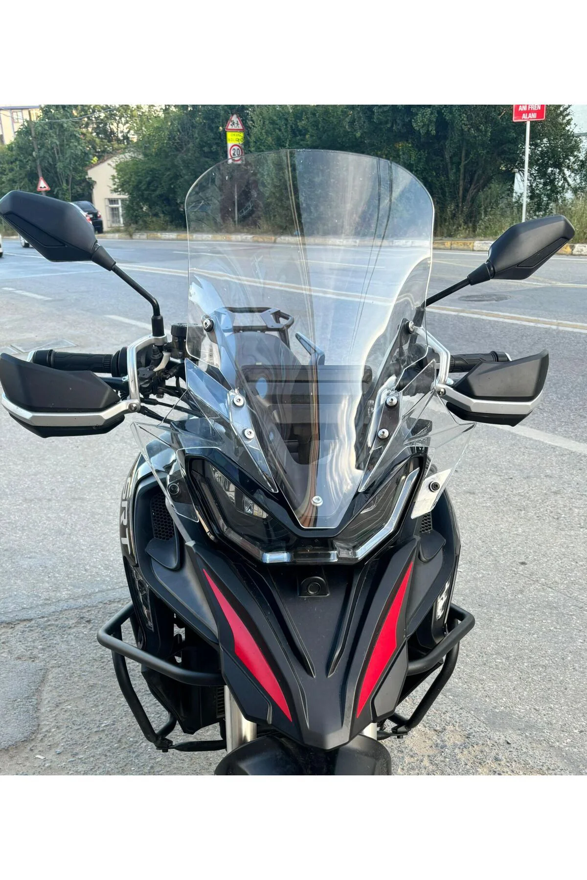 QJ SRT 800 Ön Cam 2023-2026 Model 61cm Şeffaf Renkli 4mm