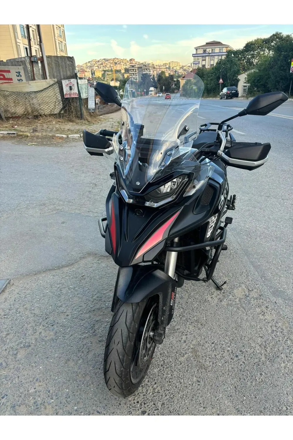 Qj Srt 800 Siperlik Ön Cam 2023-2025 Model 61cm Şeffaf Renkli 4mm