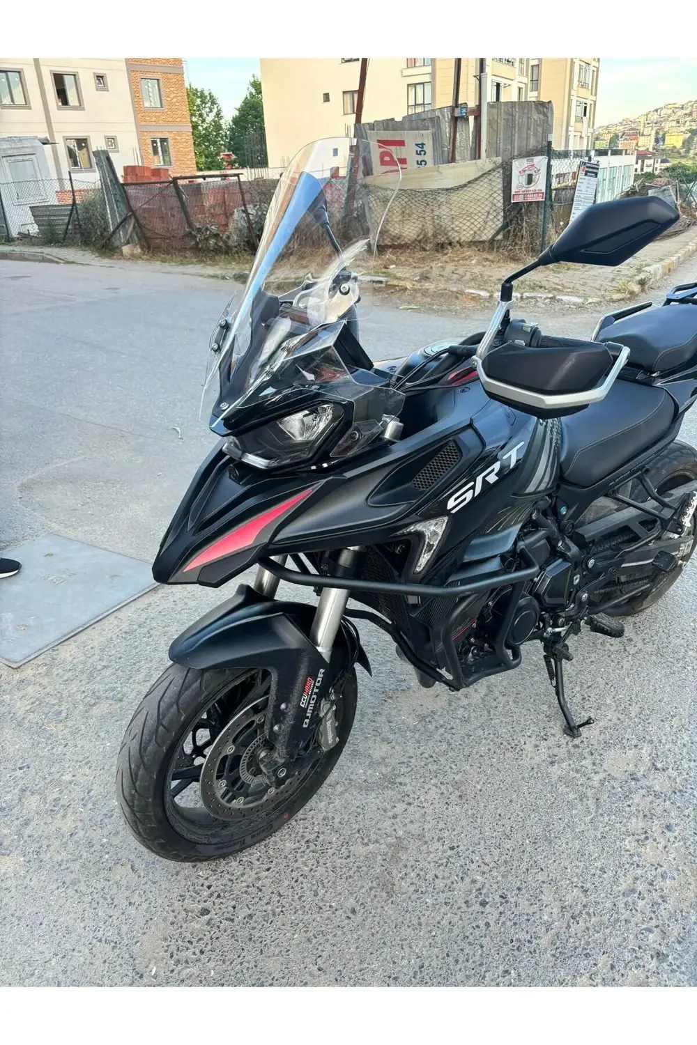 Qj Srt 800 Siperlik Ön Cam 2023-2025 Model 61cm Şeffaf Renkli 4mm
