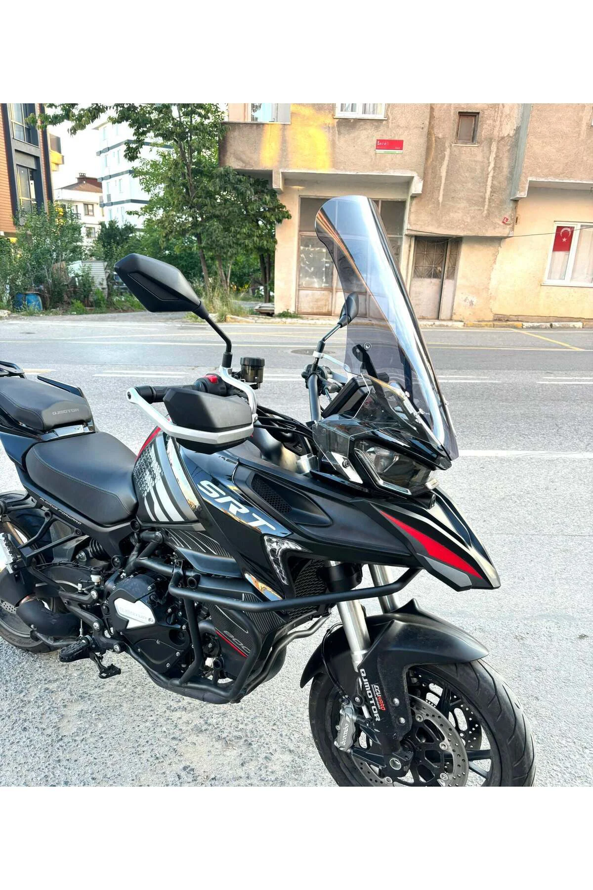QJ SRT 900 Ön Cam 2023-2026 Model 61cm Füme Renkli 4mm