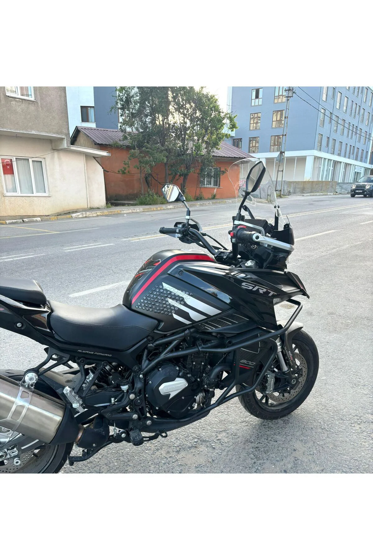 QJ SRT 900 Ön Cam 2023-2026 Model 61cm Şeffaf Renkli 4mm