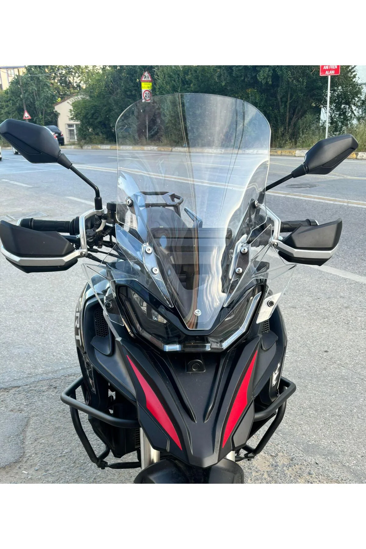 QJ SRT 900 Ön Cam 2023-2026 Model 61cm Şeffaf Renkli 4mm